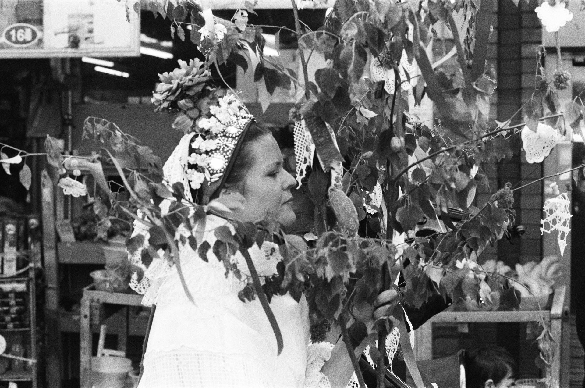 gray computer monitor