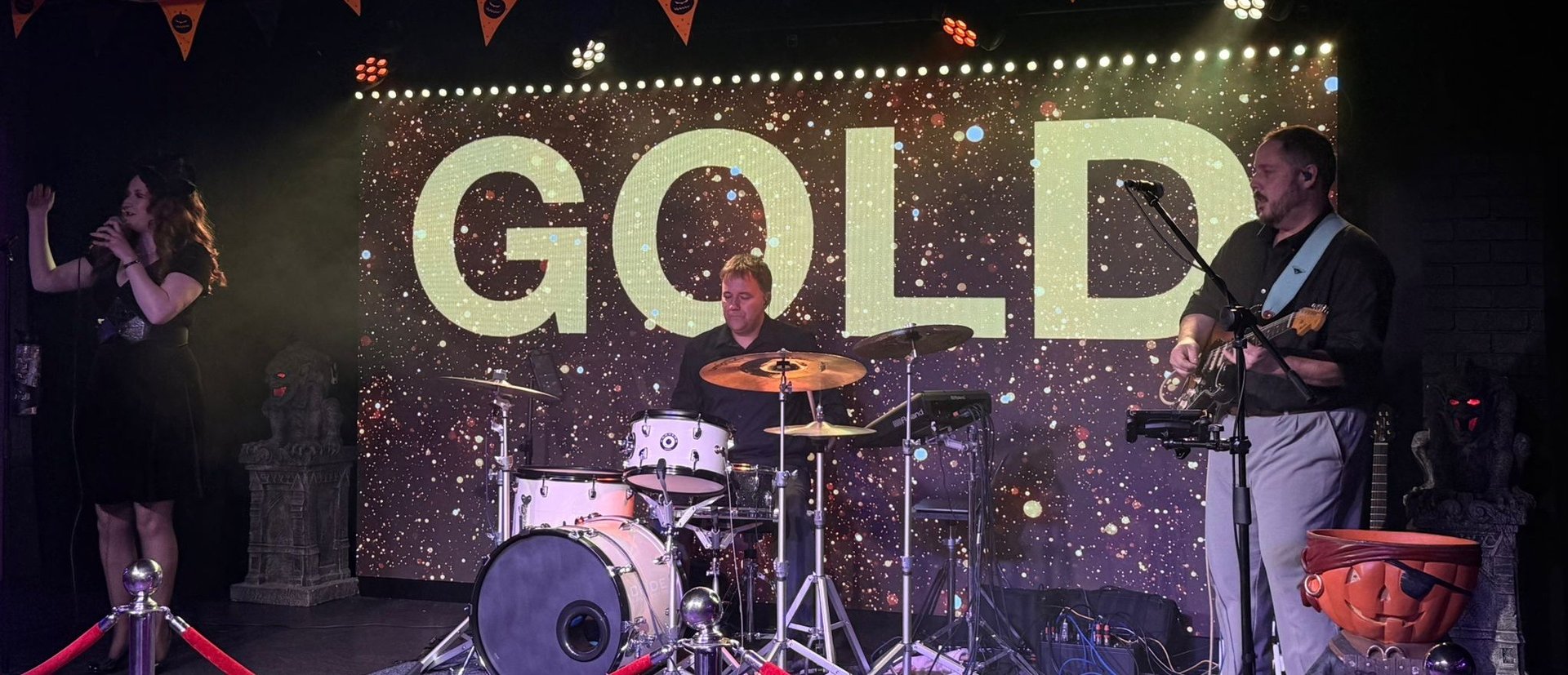 black and white bed linen