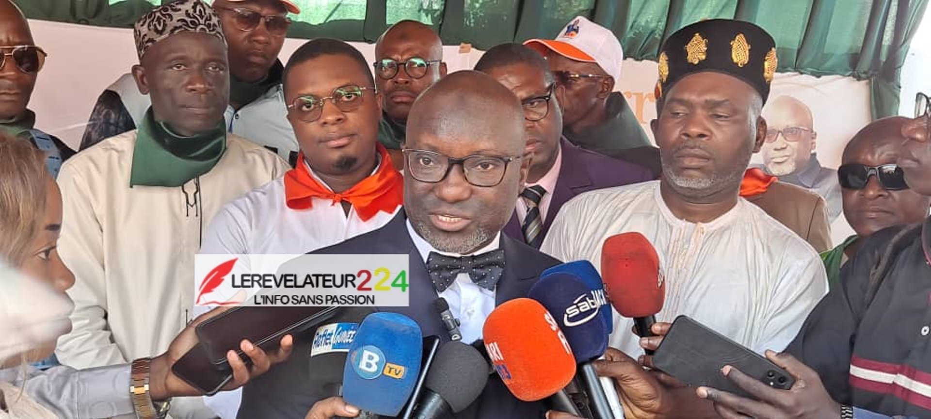 gray computer monitor