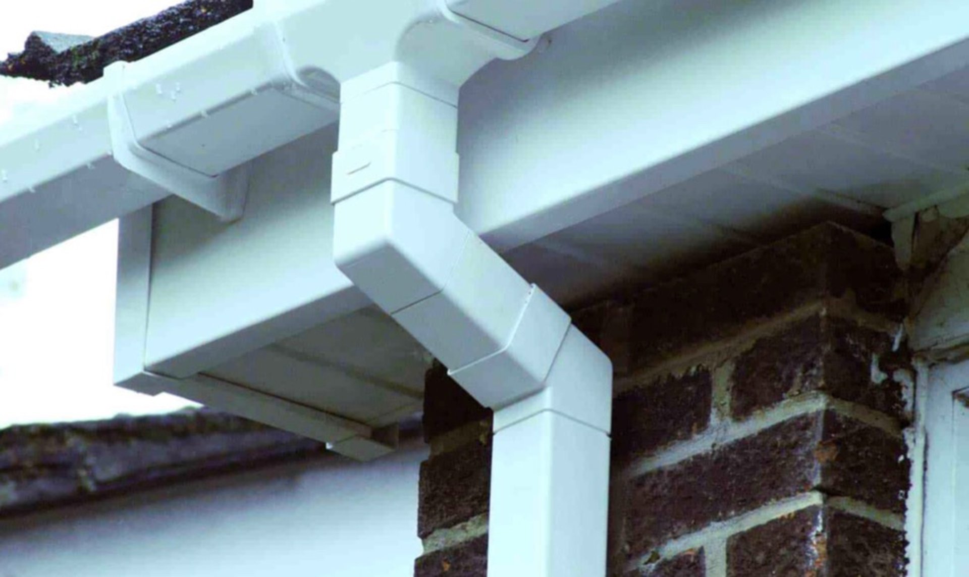 gray computer monitor