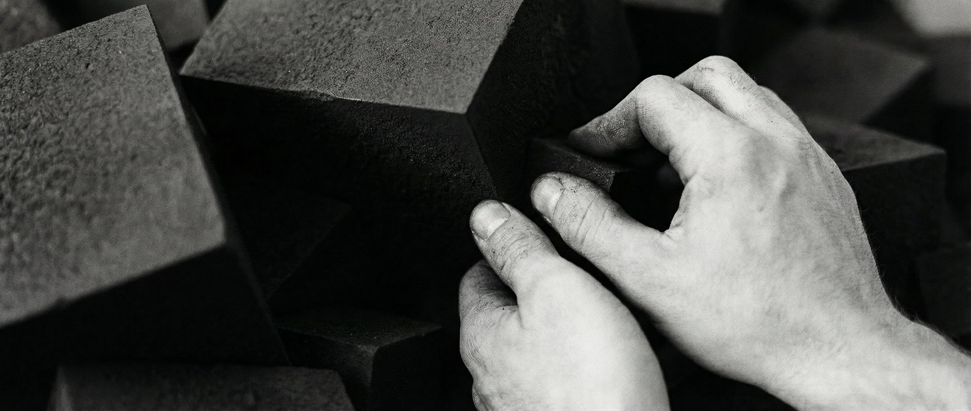 Gros plan de mains qui travaillent sur sculpture Pyrite Stanislas Garaud