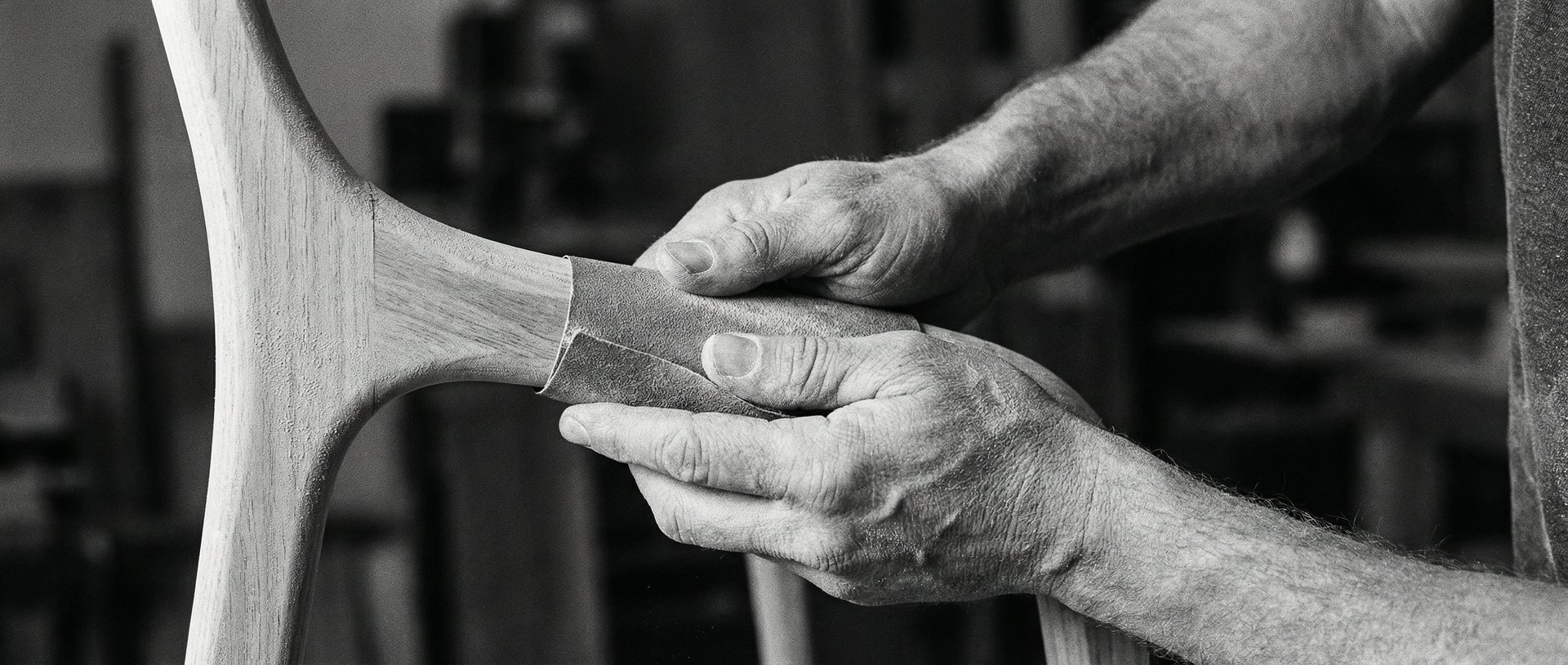 Mains d'artisan qui ponce du bois