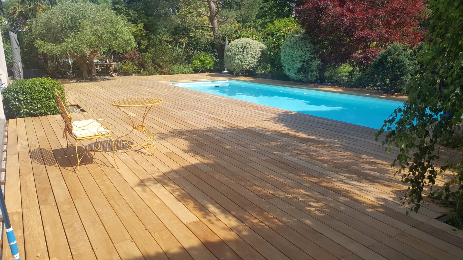 gray computer monitor