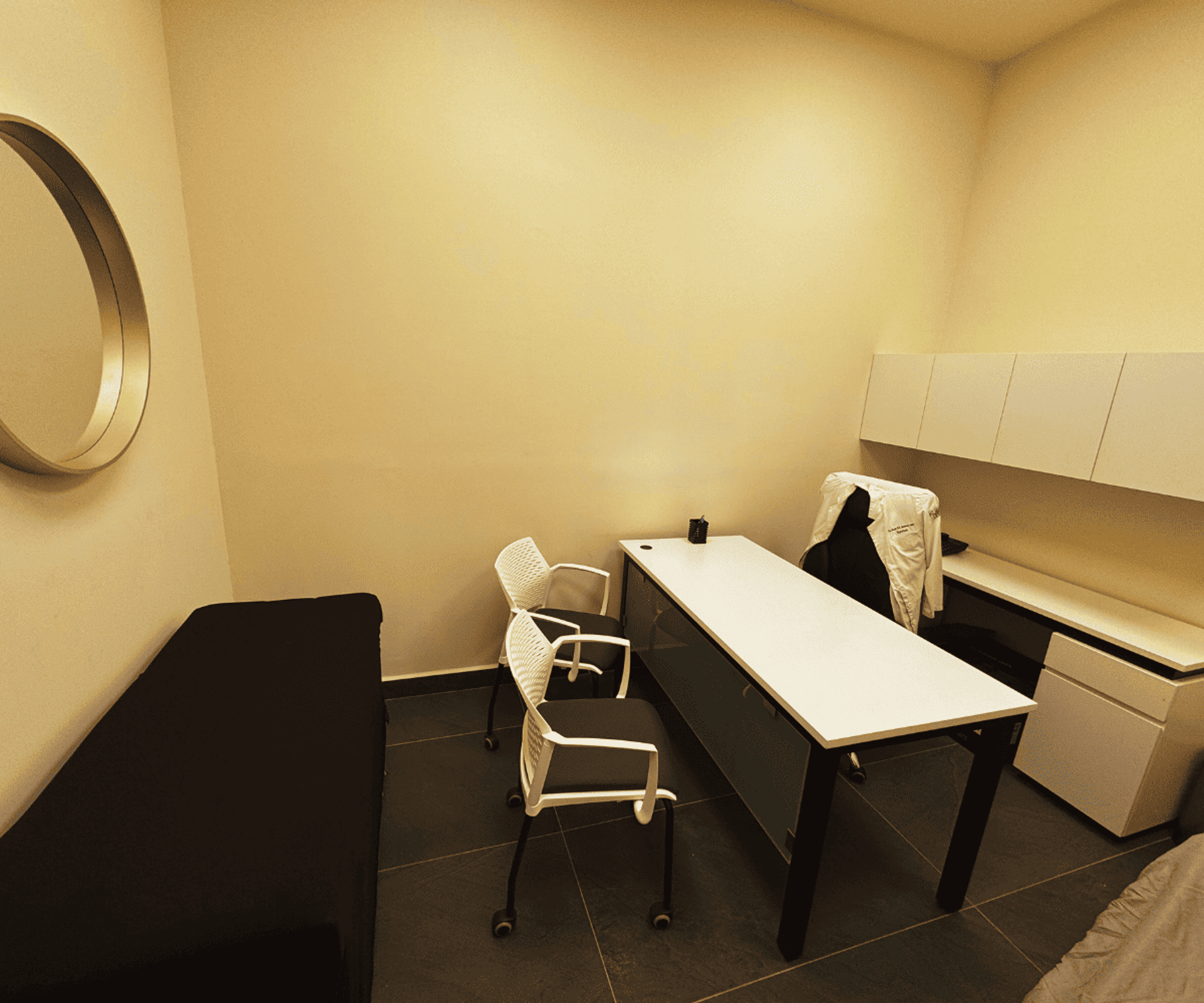 gray computer monitor