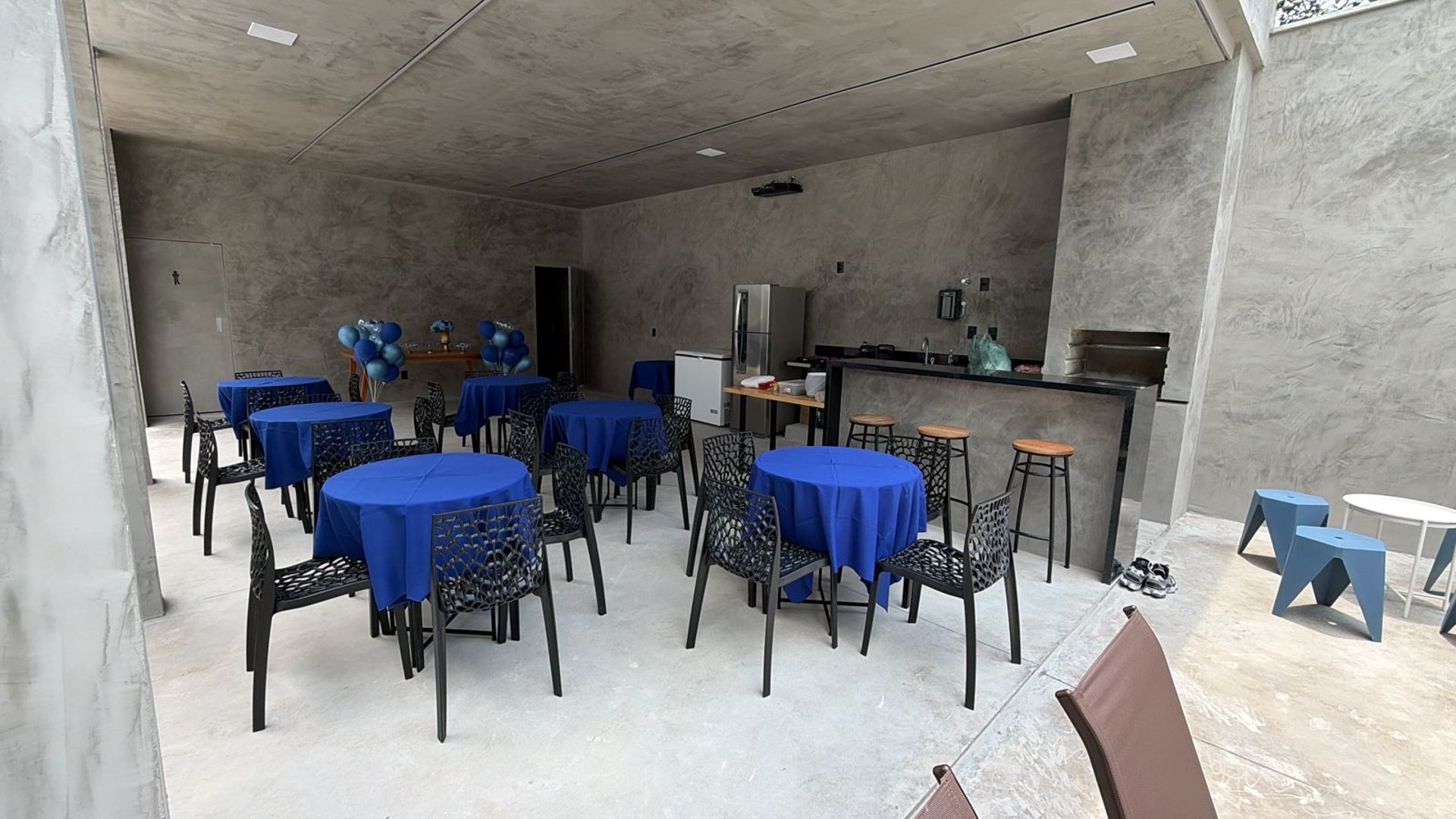 gray computer monitor