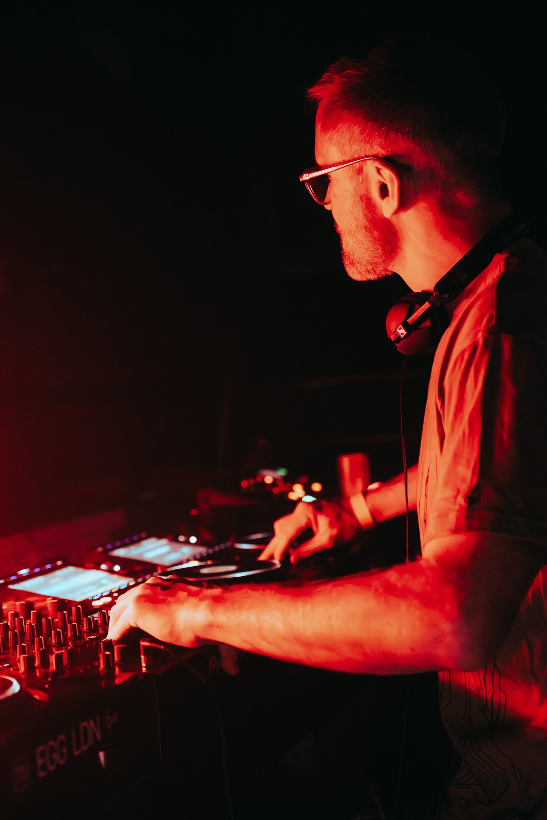 black and white bed linen