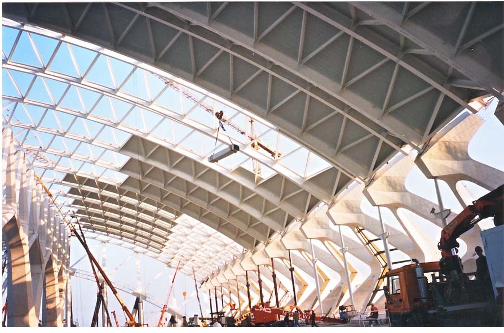 gray computer monitor