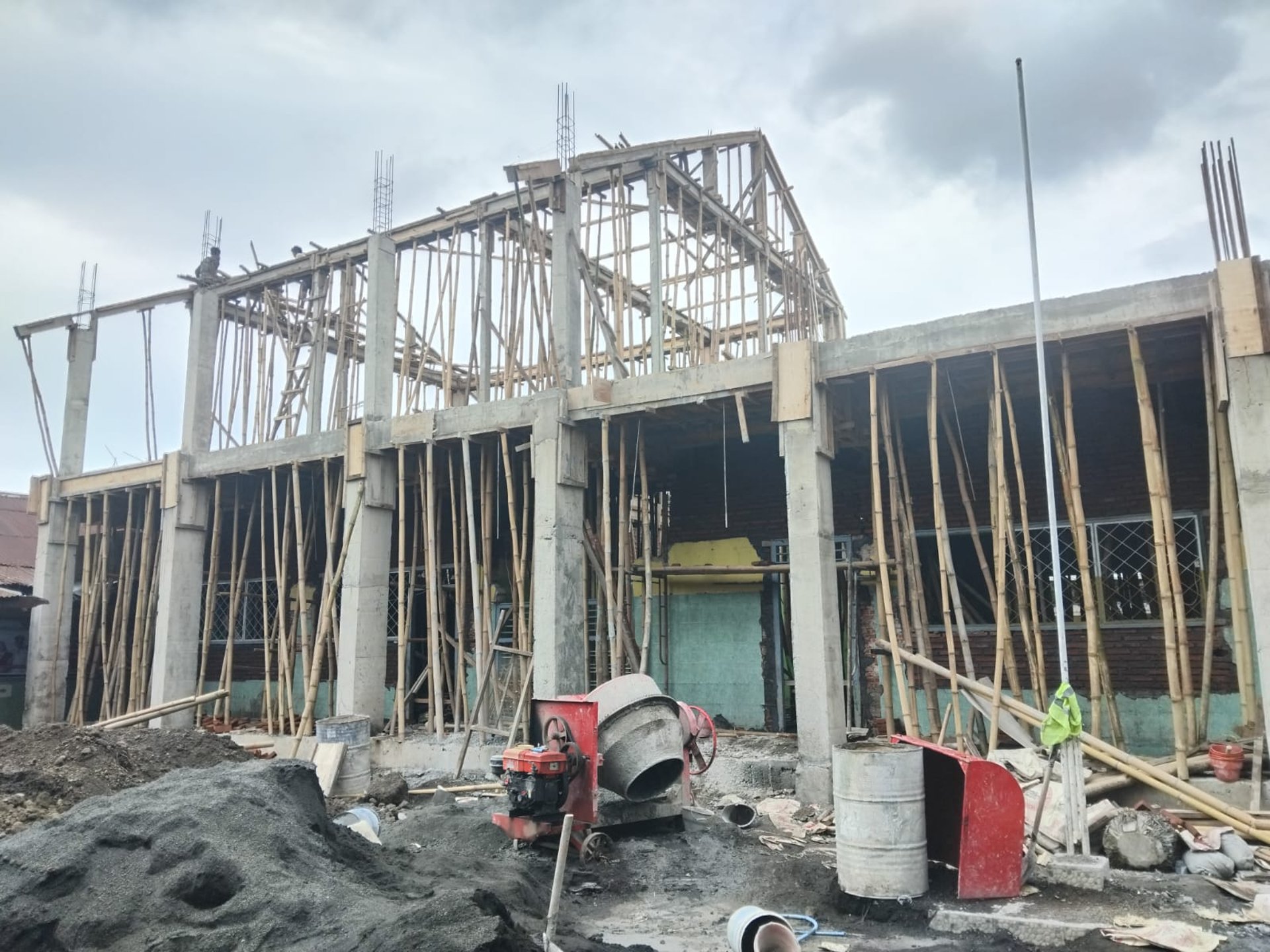 gray computer monitor