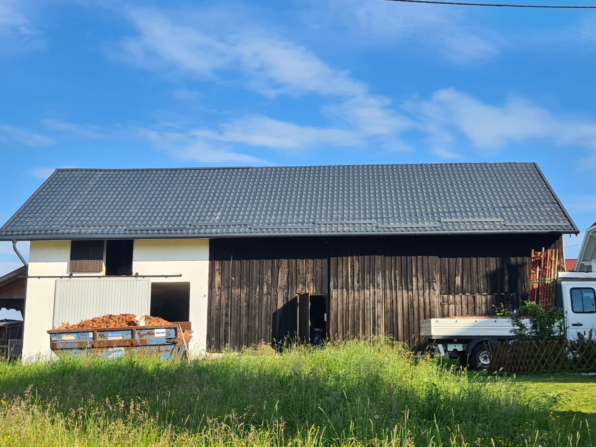 gray computer monitor