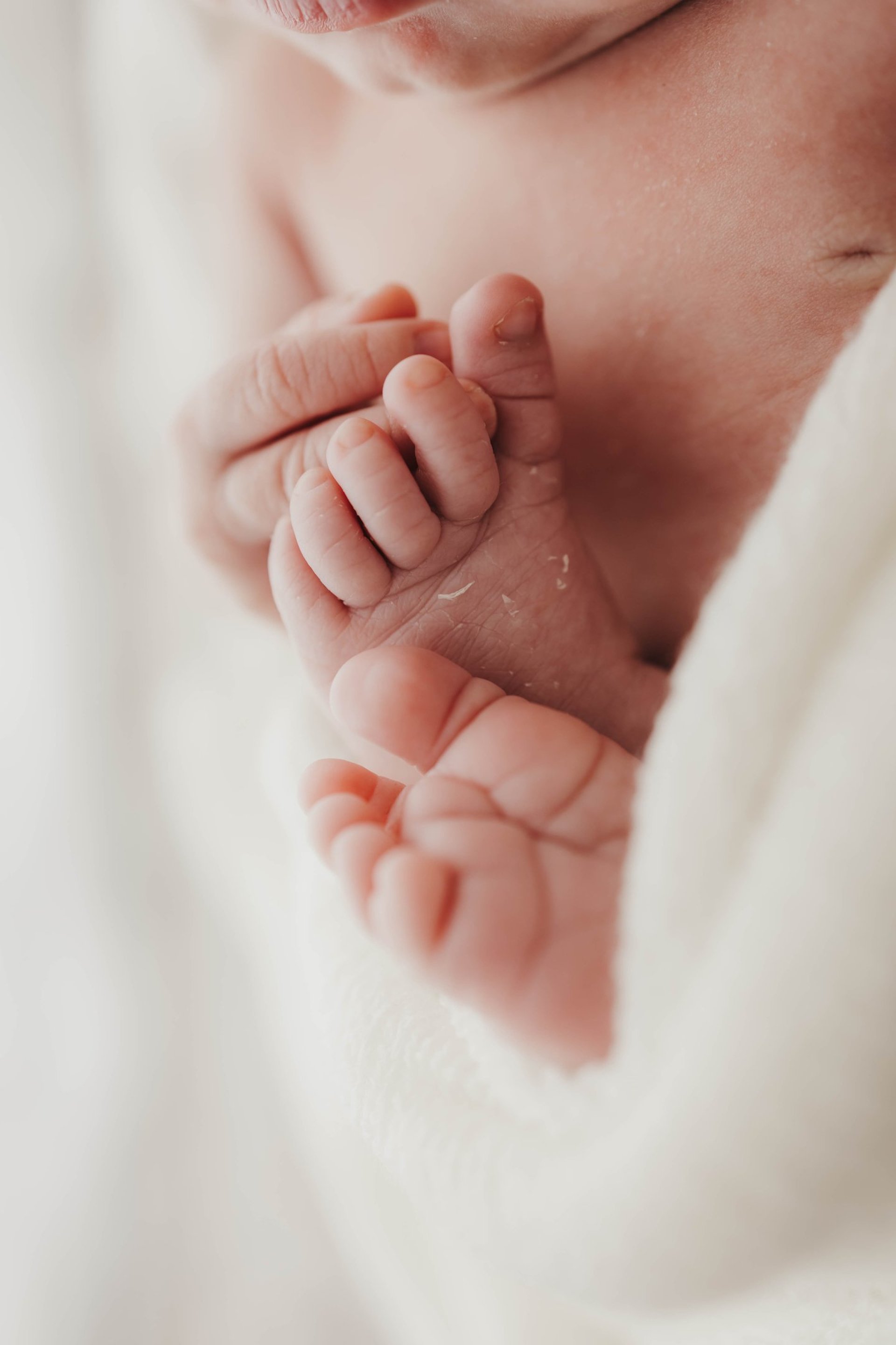 Fotografía newborn atemporal y minimalista de recién nacido en Alicante