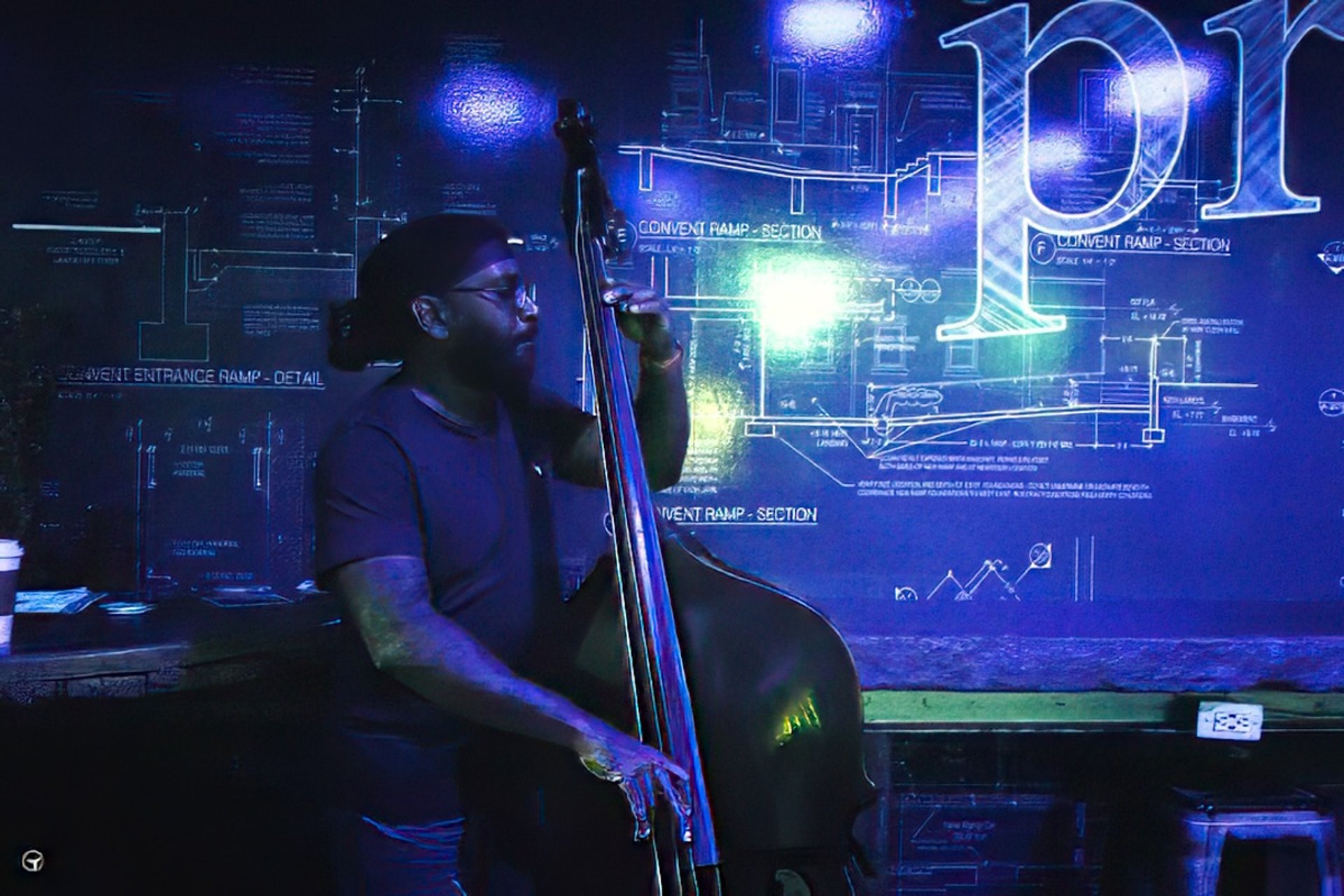 gray computer monitor