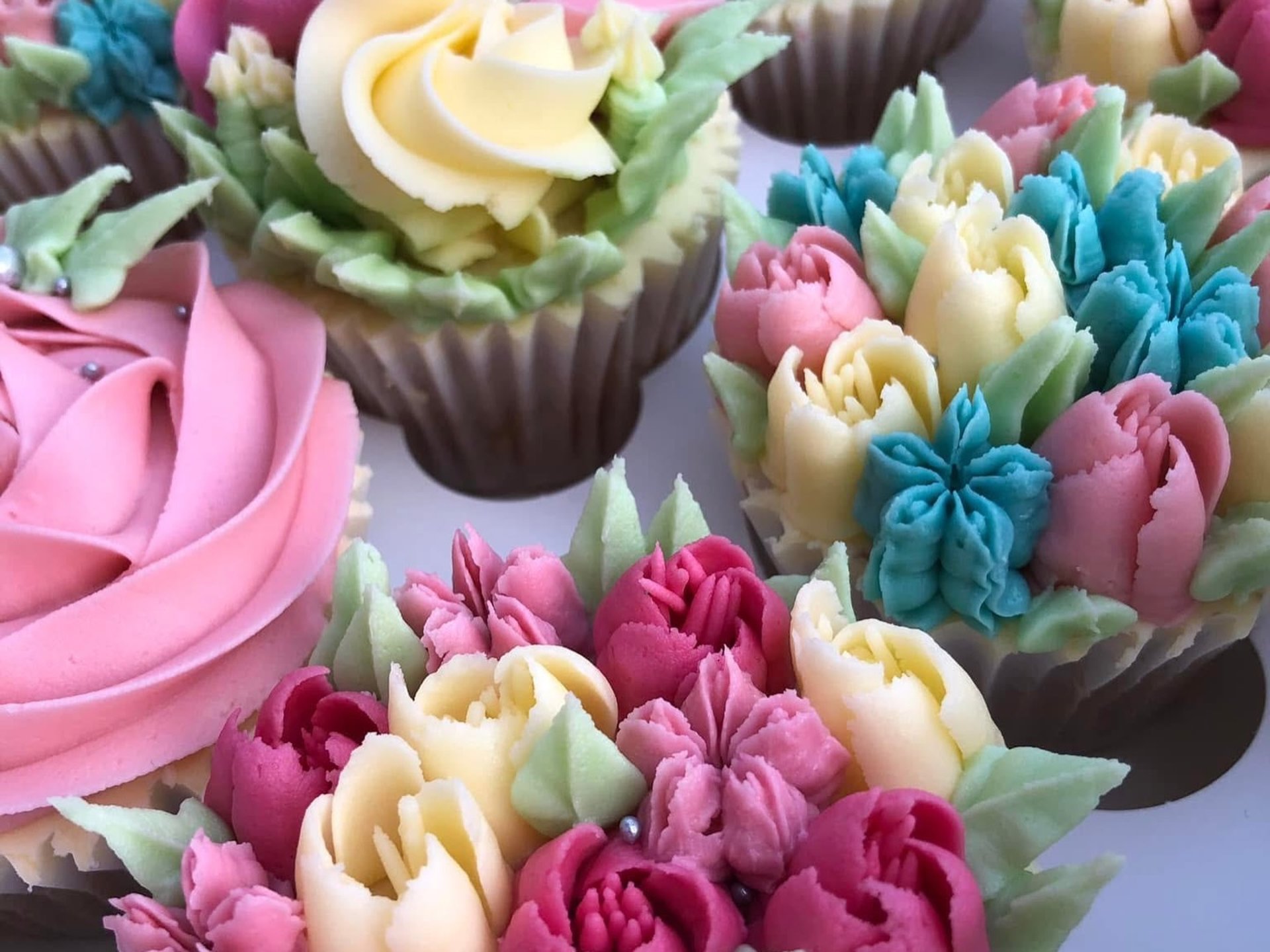 gray computer monitor