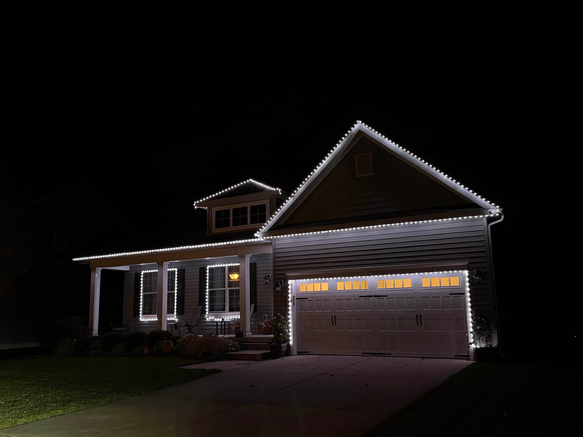 gray computer monitor