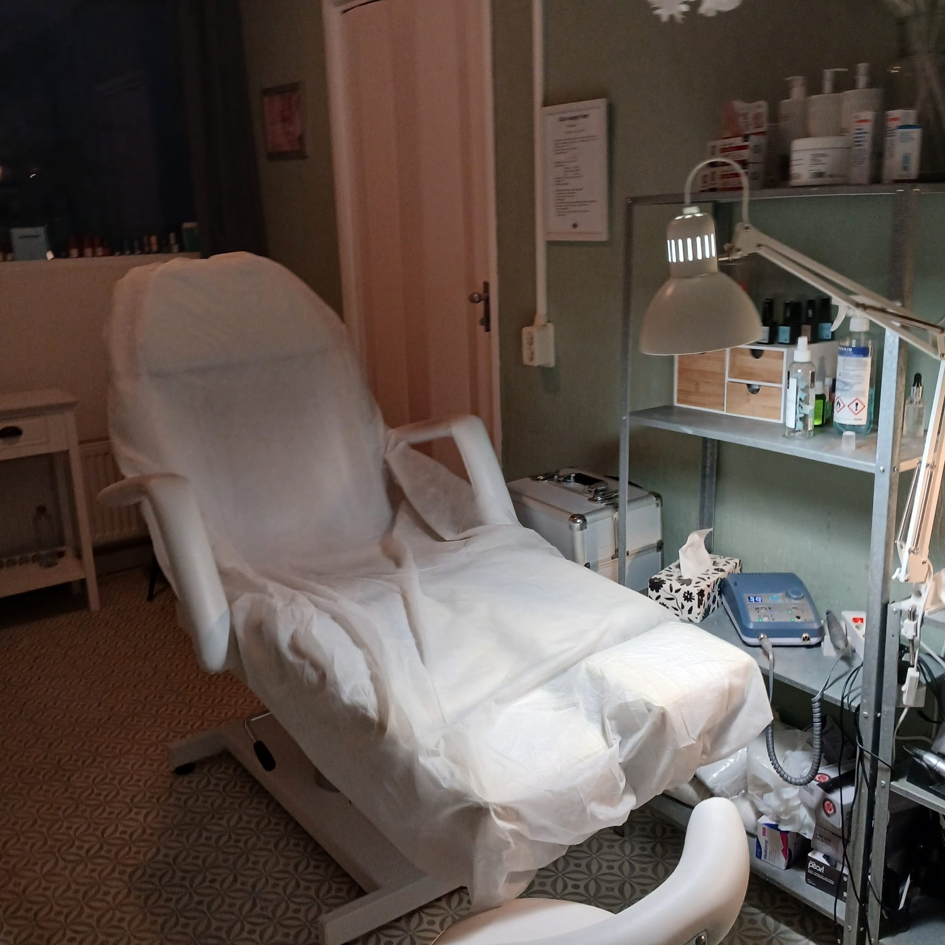 gray computer monitor