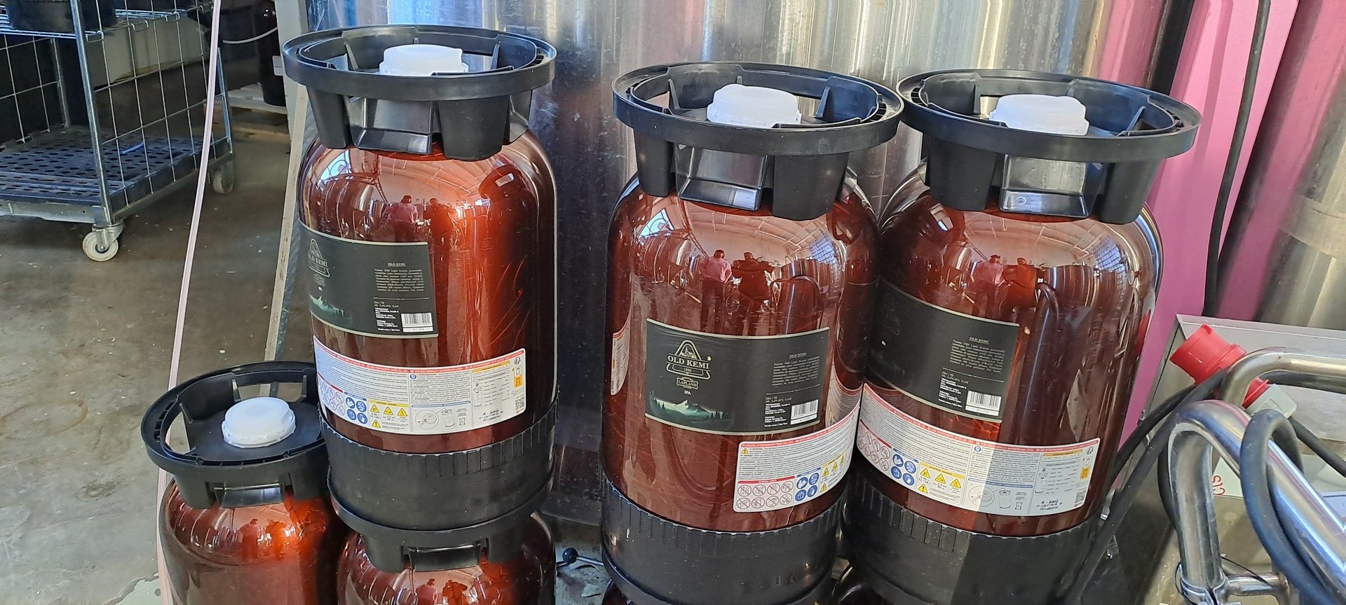 gray computer monitor