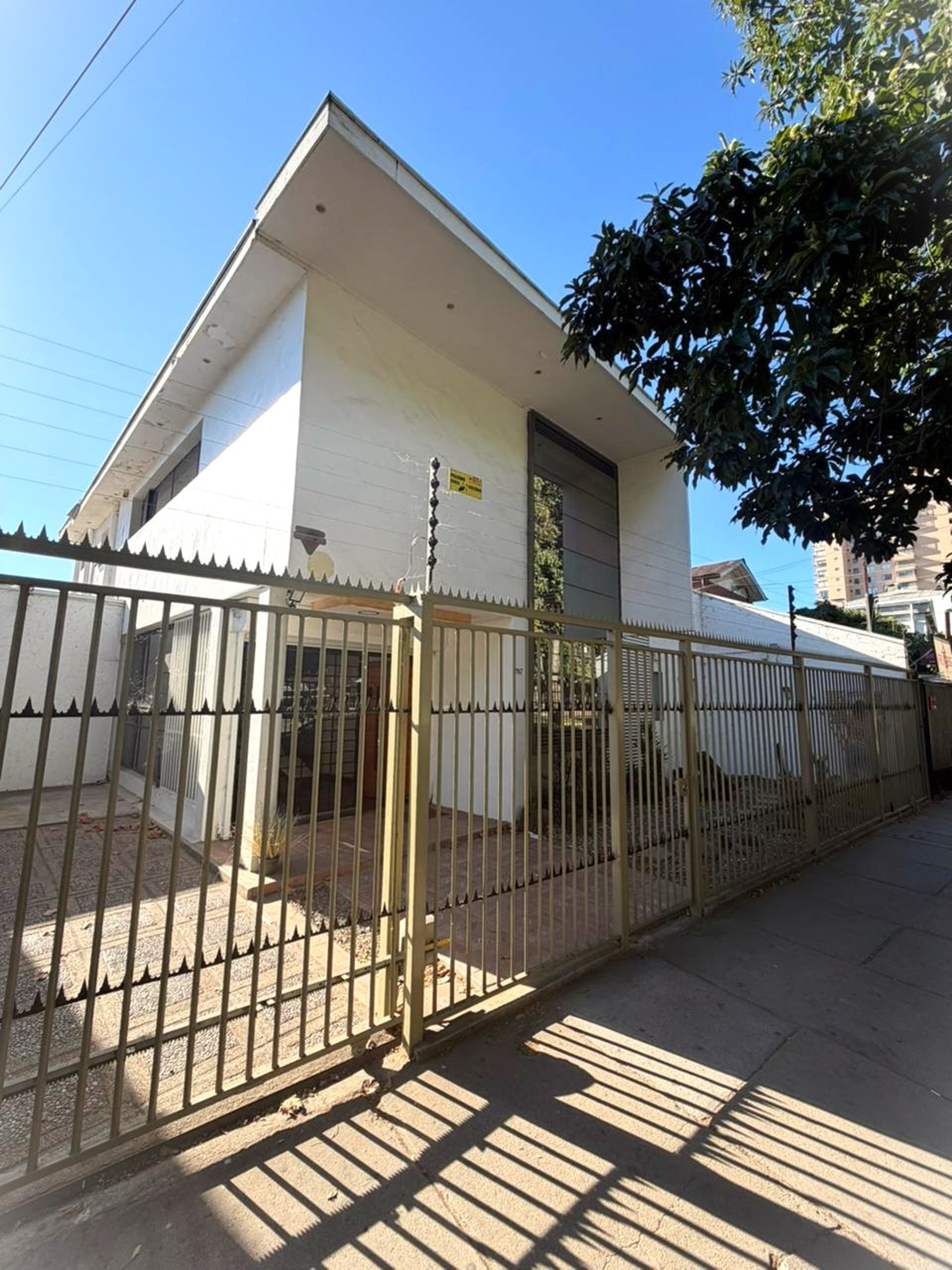 gray computer monitor