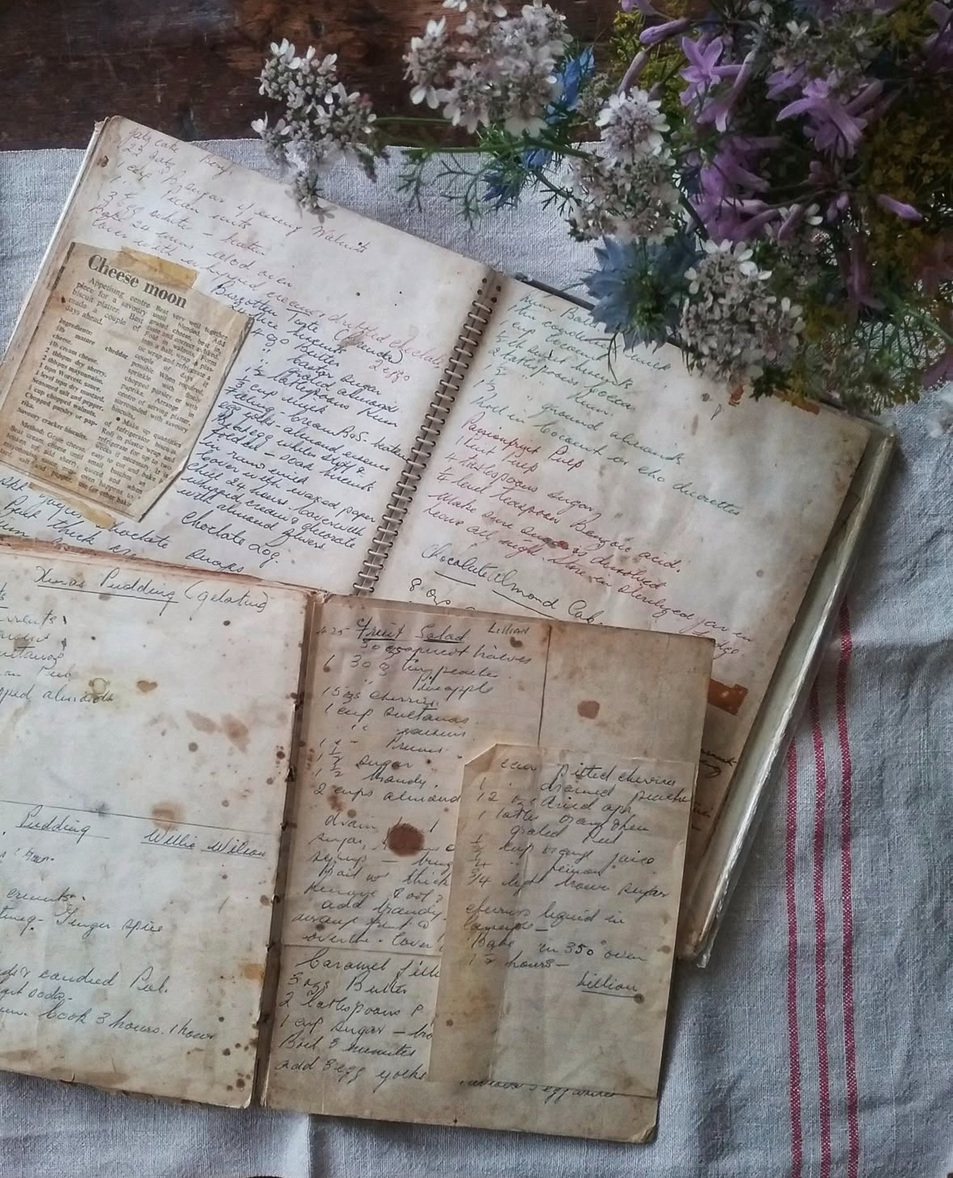 gray computer monitor