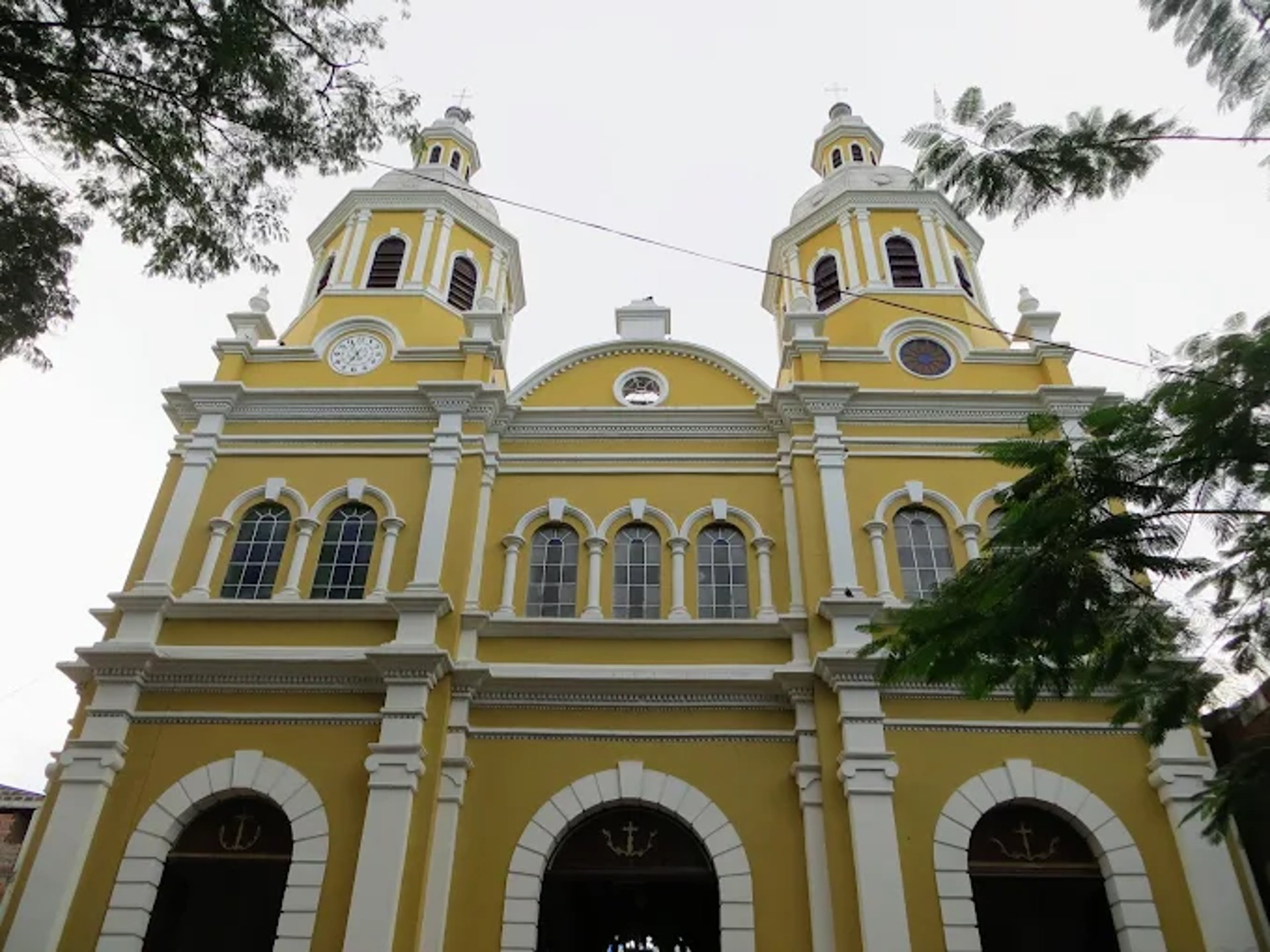 gray computer monitor