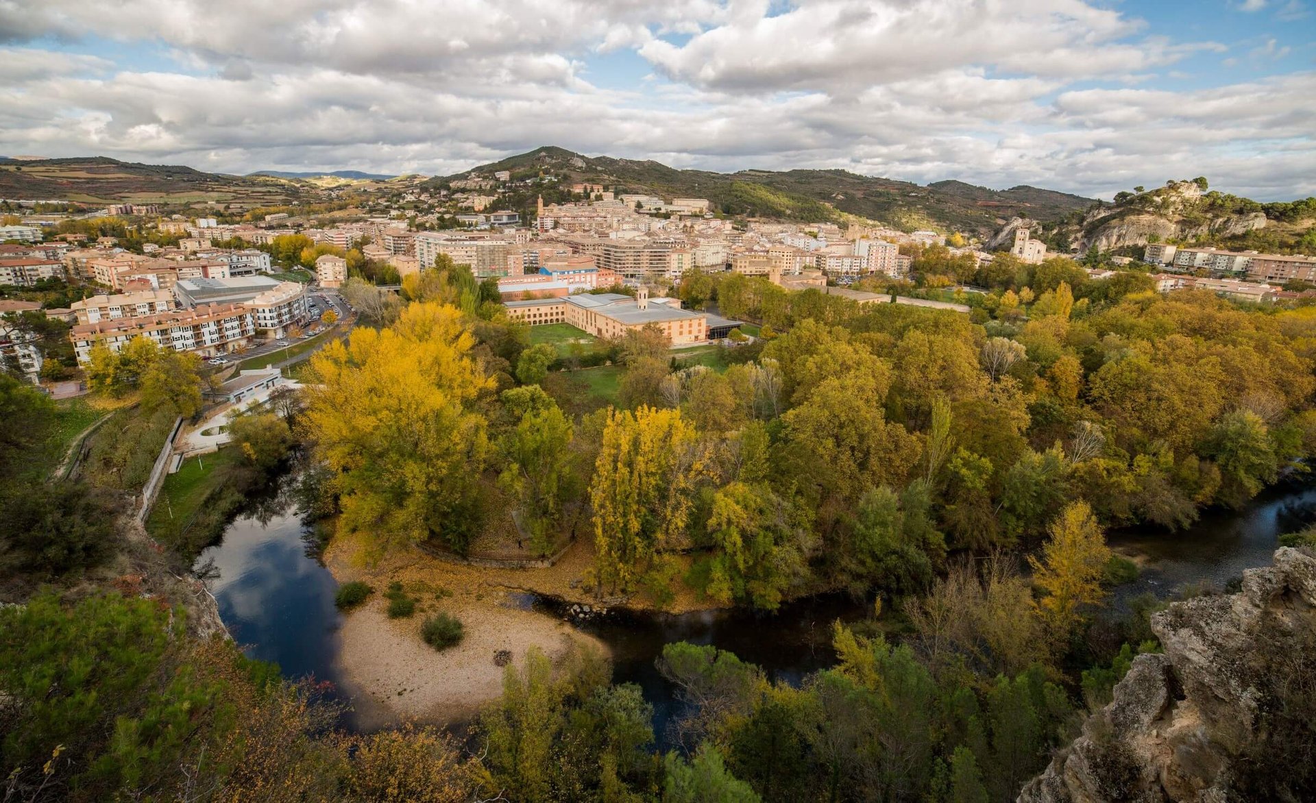 a group of statues of men and animals in front of a building