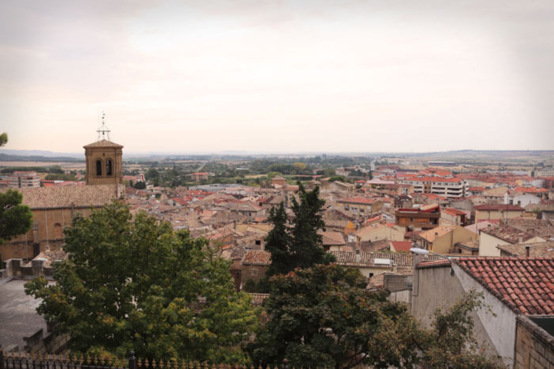 a group of statues of men and animals in front of a building