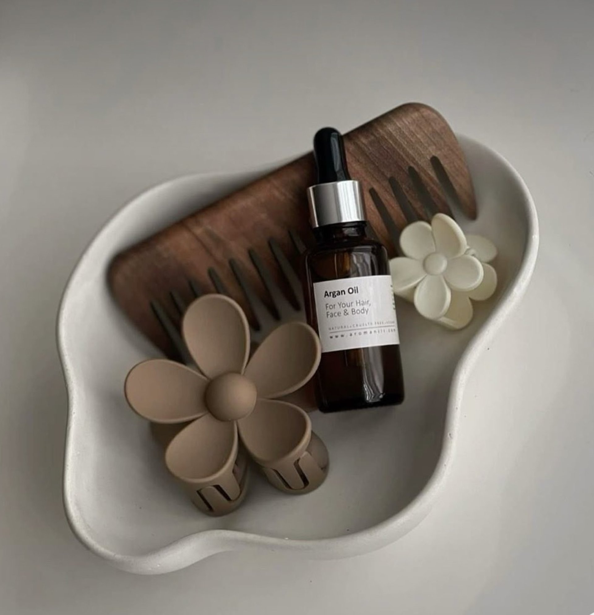 gray computer monitor