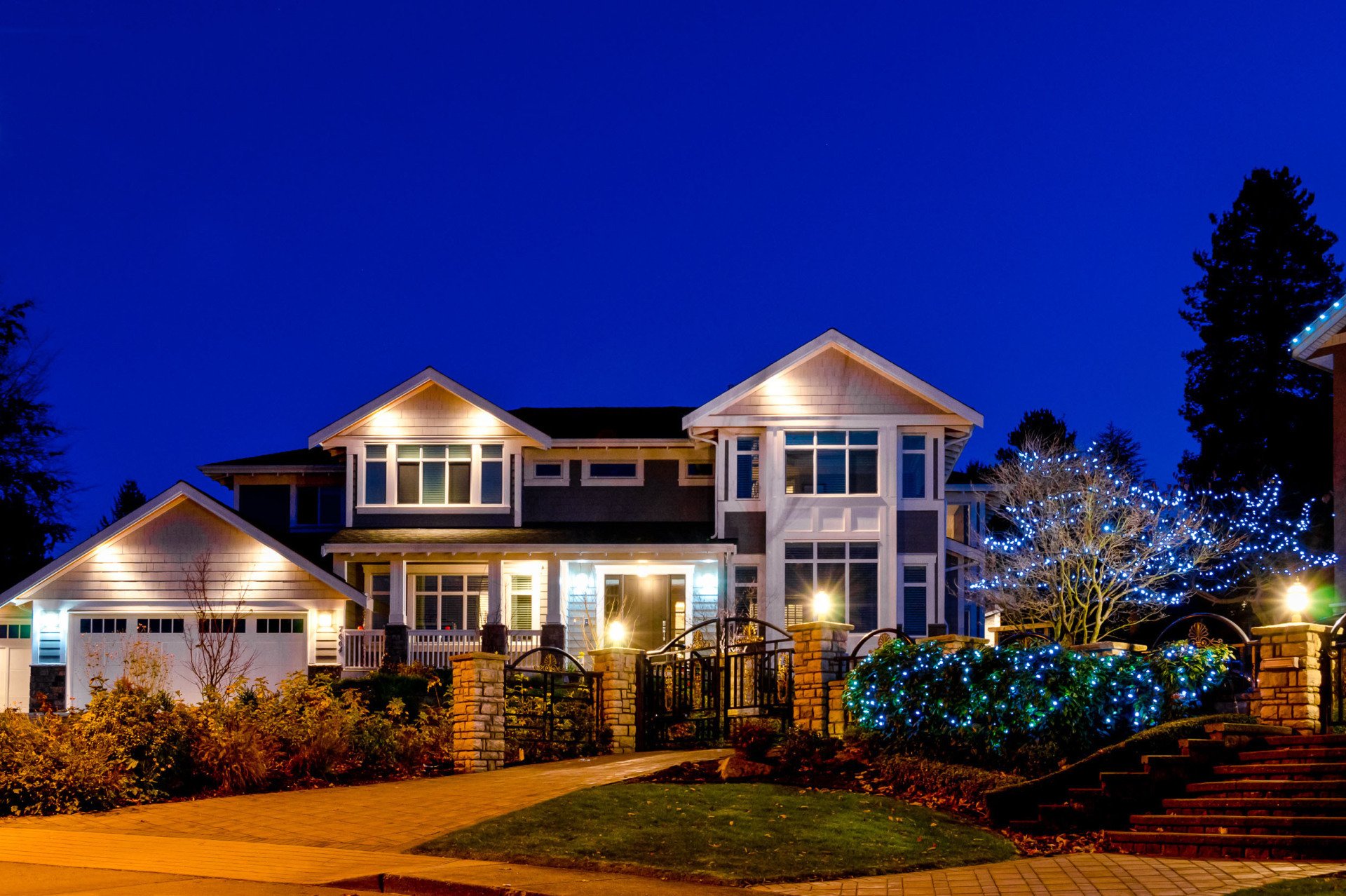 gray computer monitor