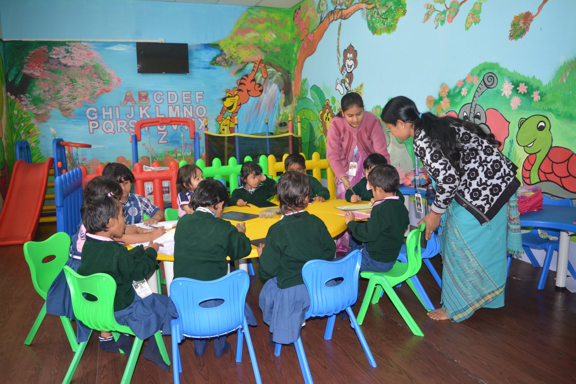 gray computer monitor