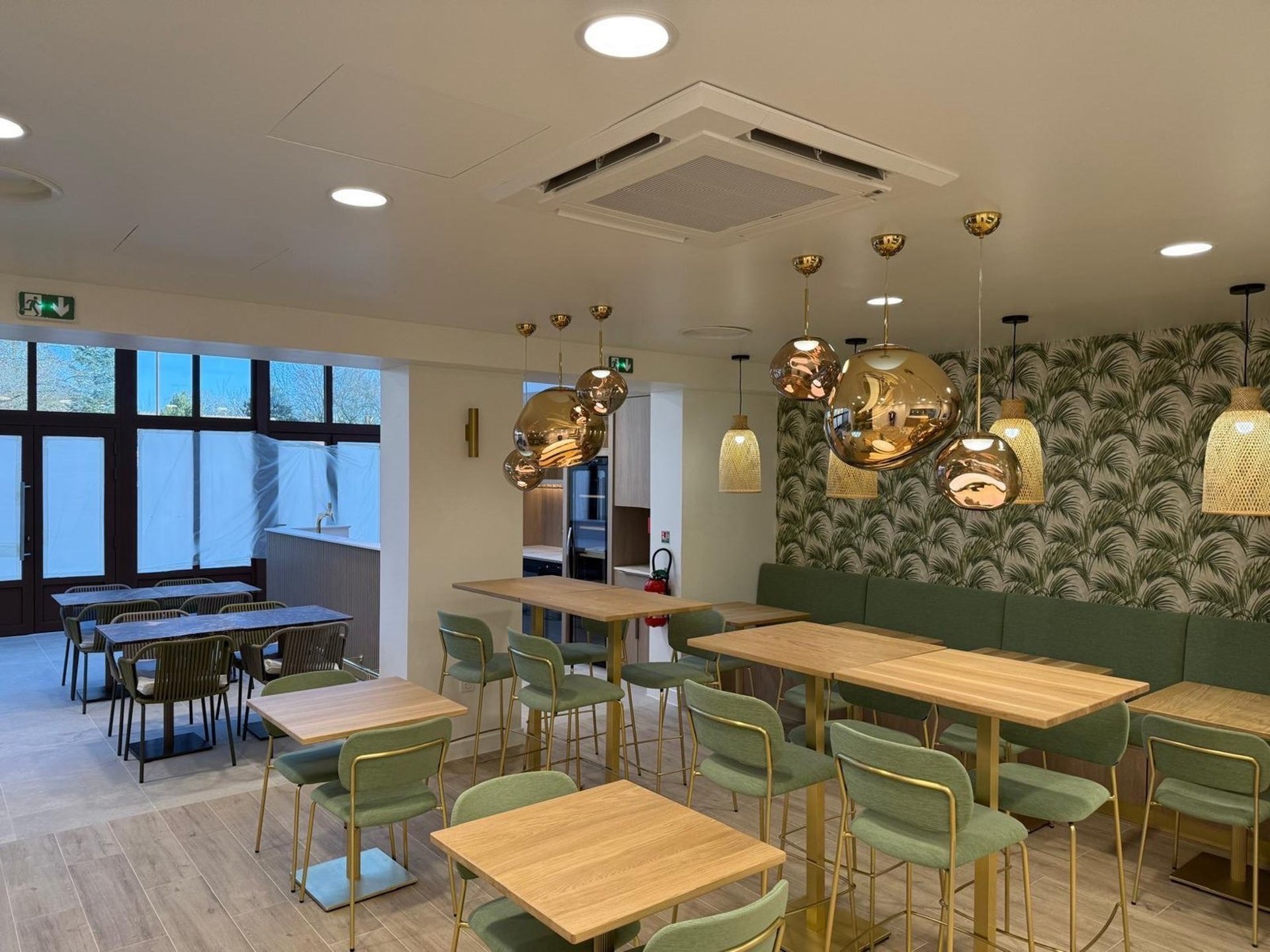 white round table with chairs