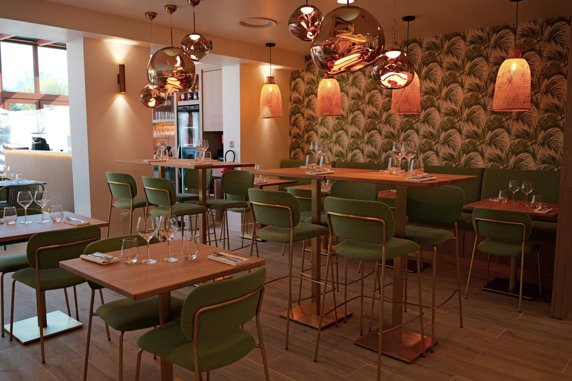 white round table with chairs