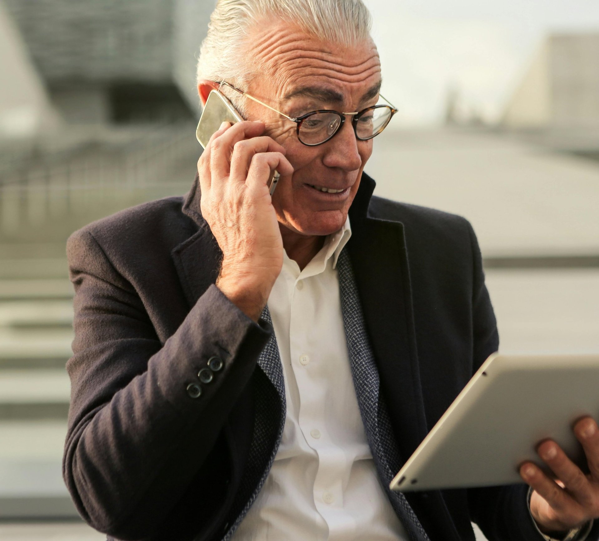 gray computer monitor