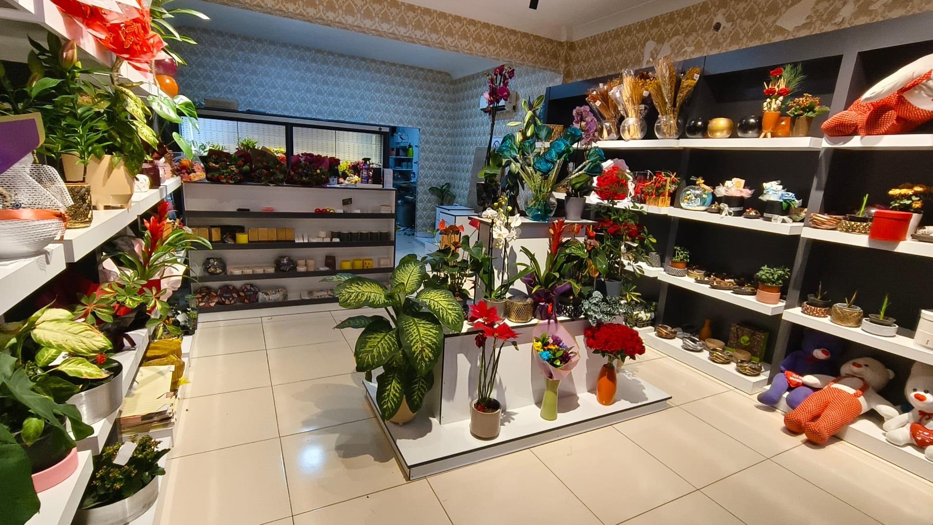 black and white bed linen