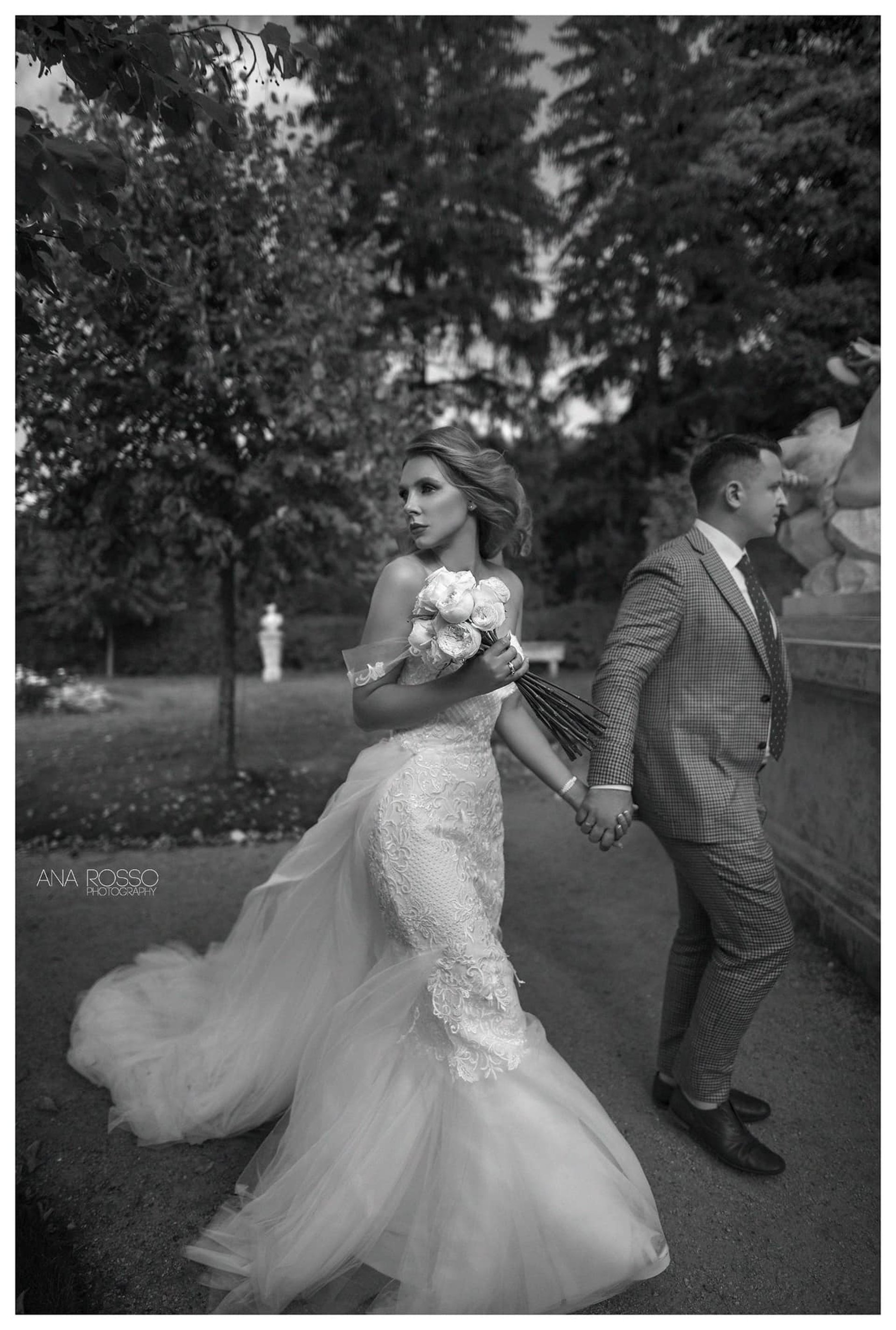 gray computer monitor