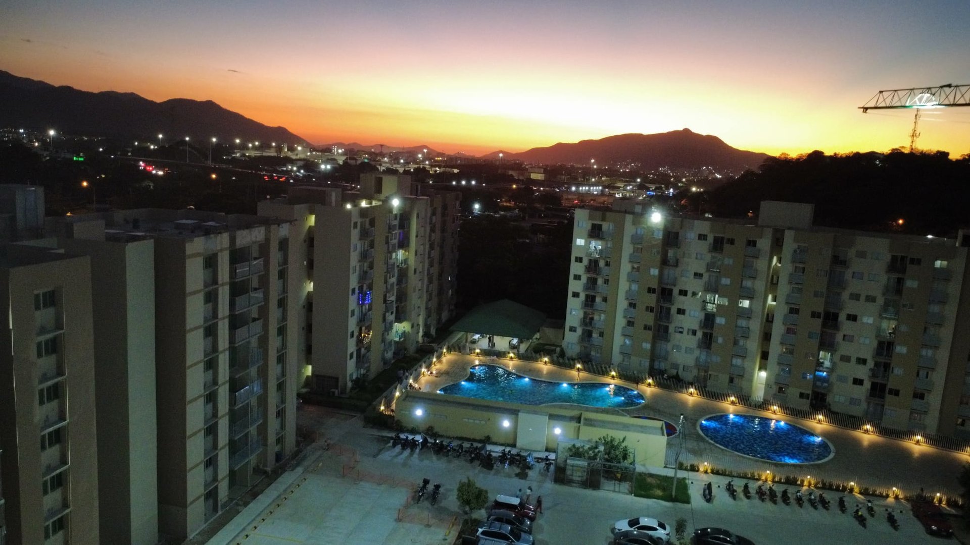 gray computer monitor