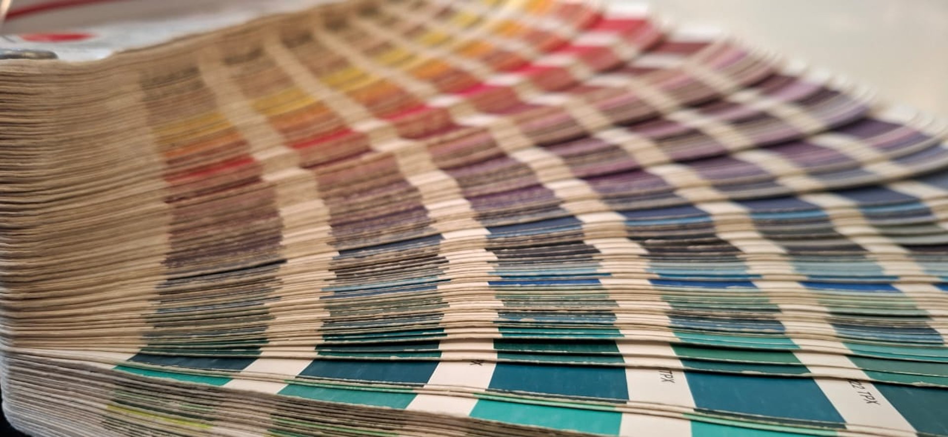 gray computer monitor