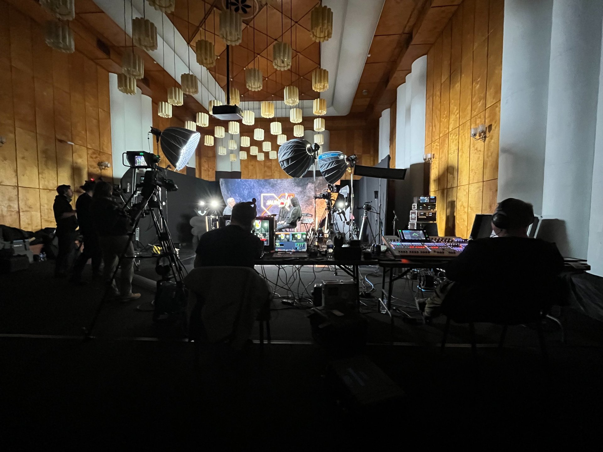 black and white bed linen