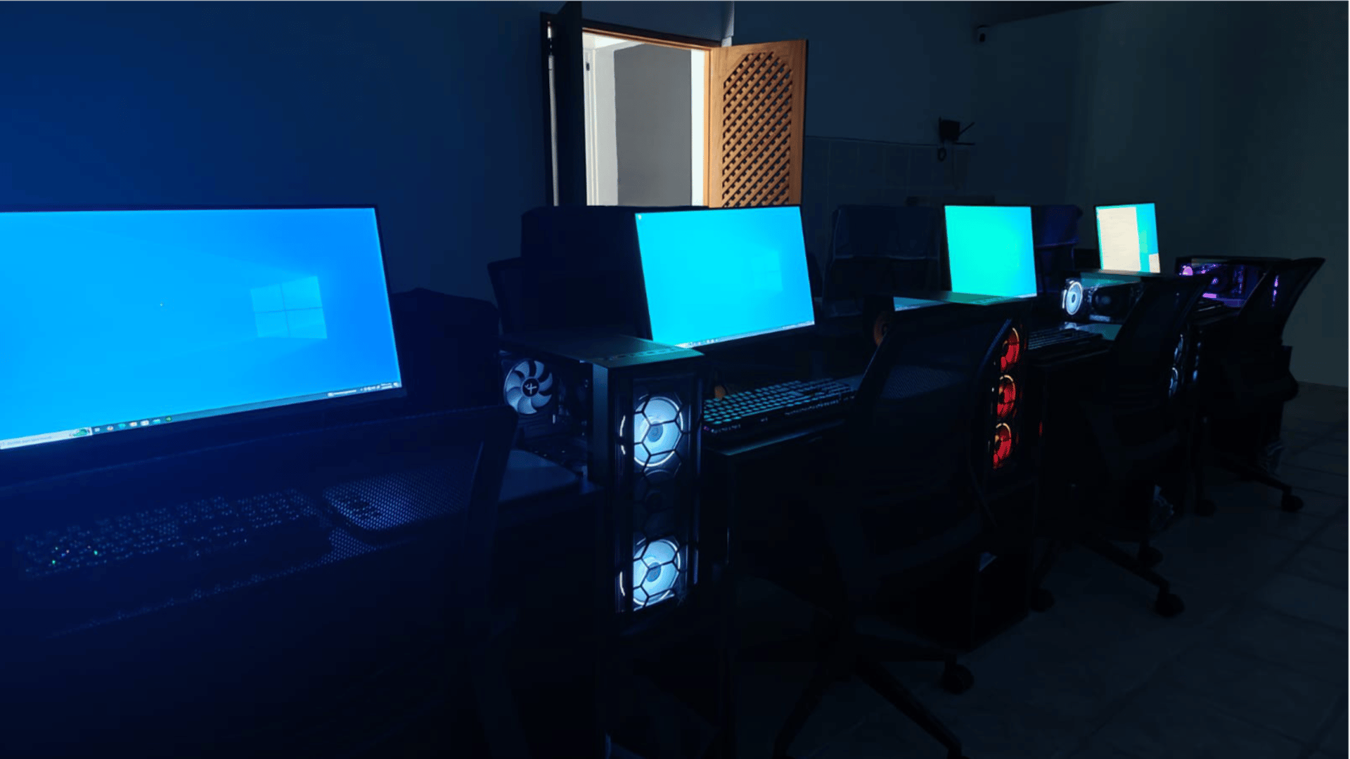 black and white bed linen