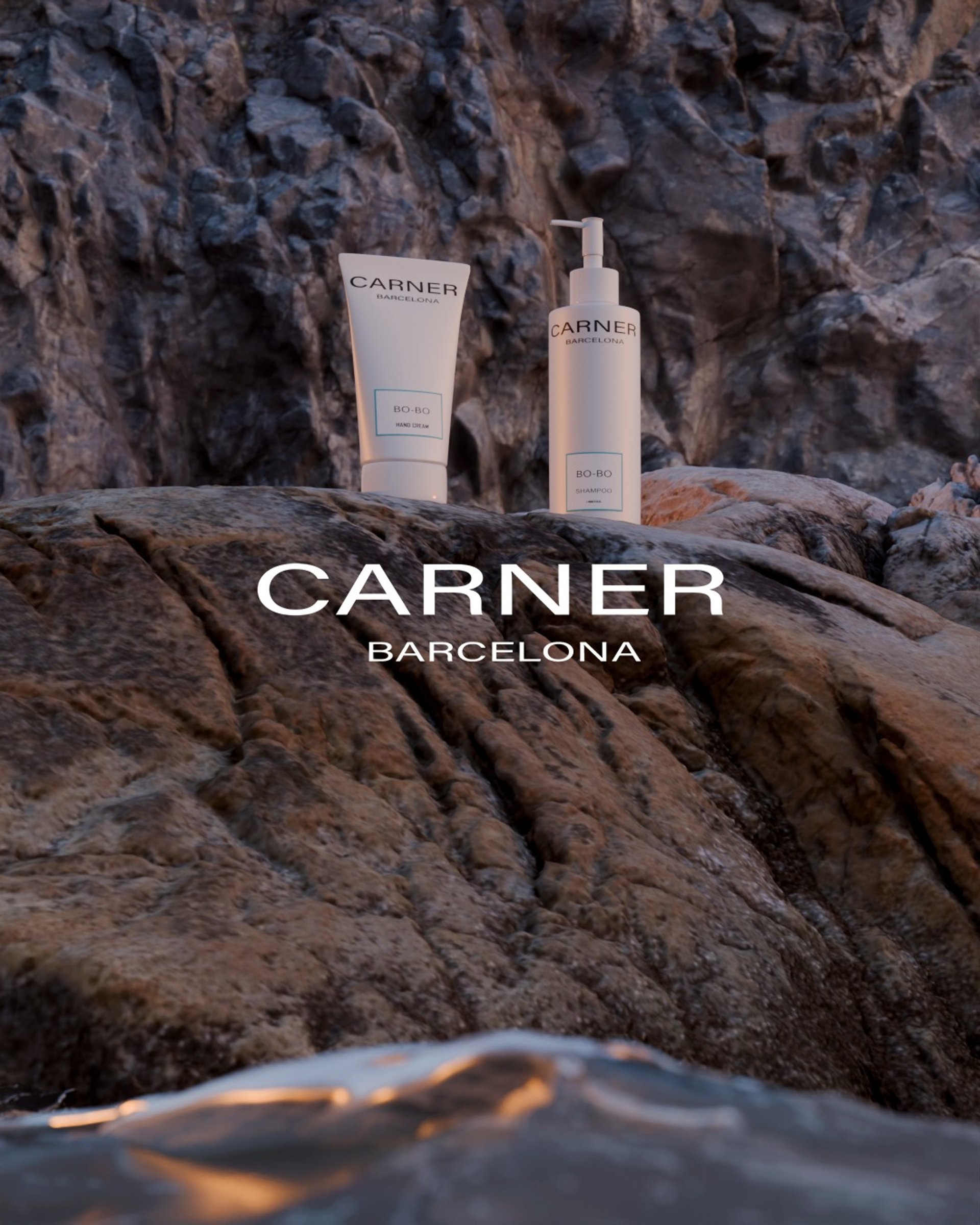 Cremas de la marca Carner Barcelona en una rocas de acantilado.