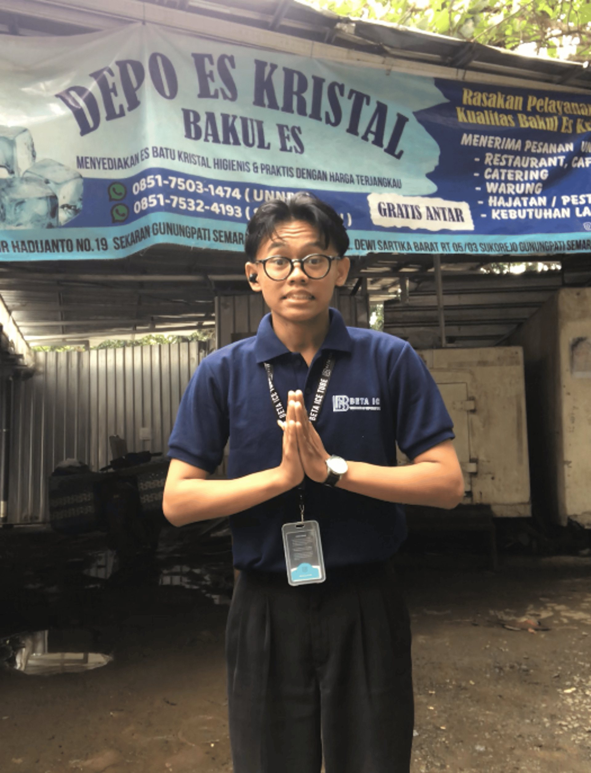 gray computer monitor