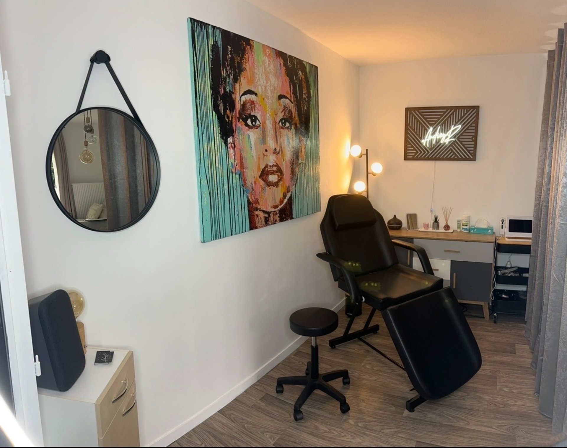 gray computer monitor