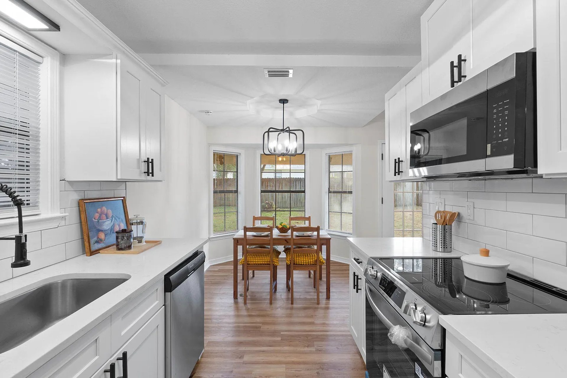 gray computer monitor