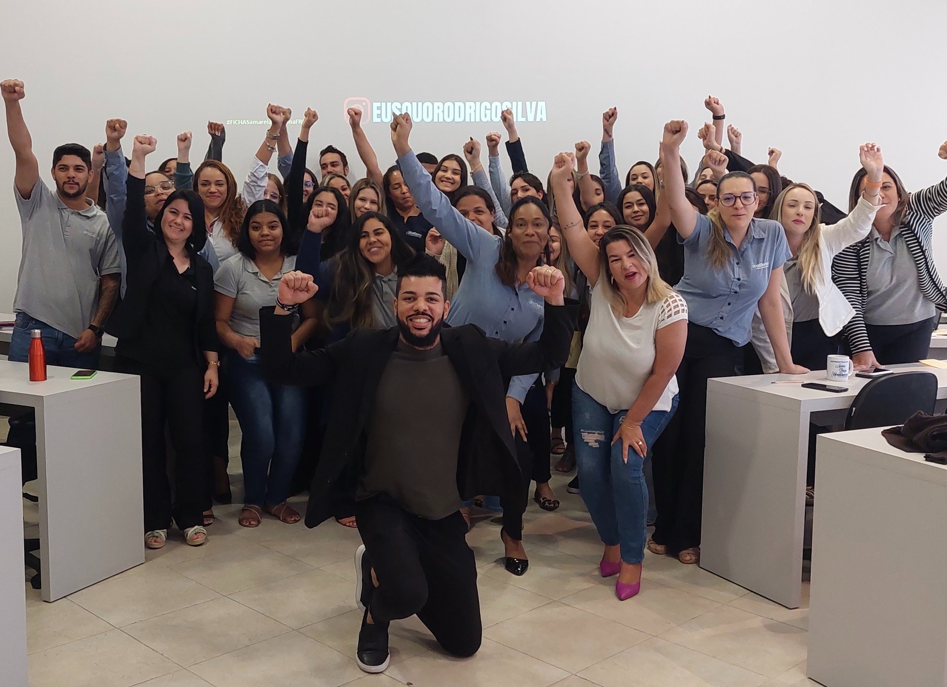 gray computer monitor