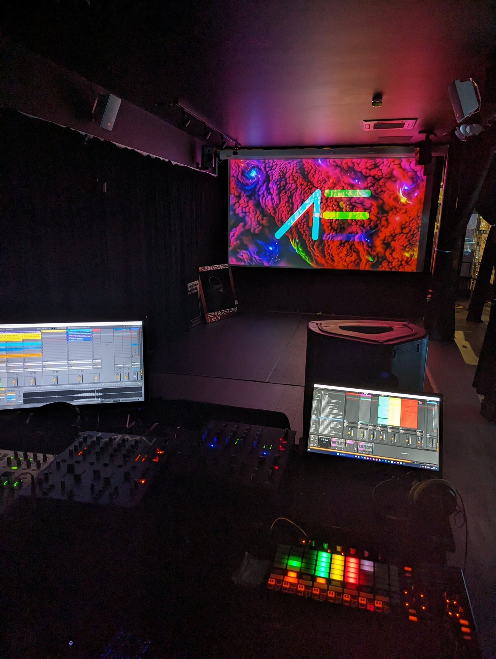 black and white bed linen