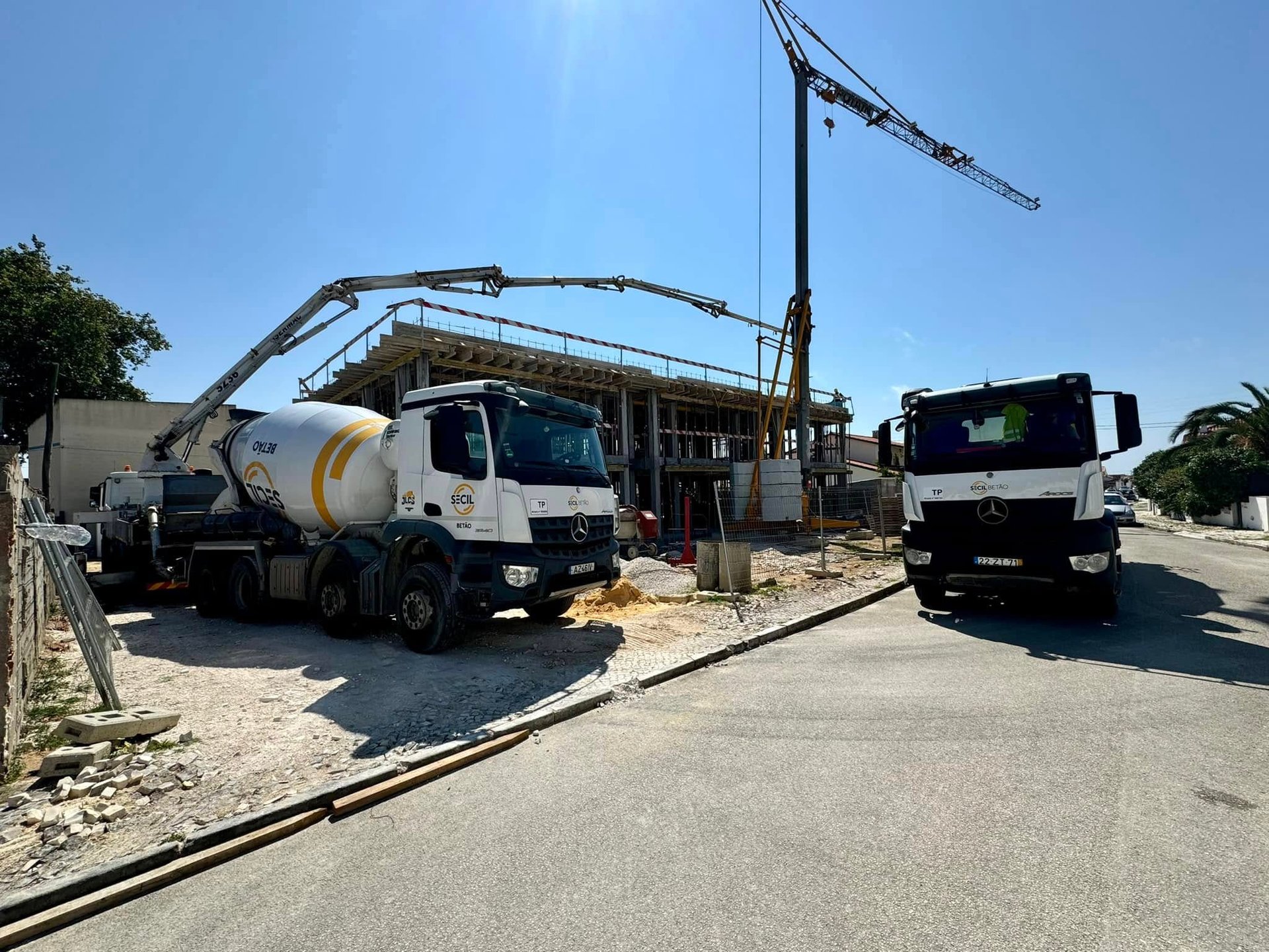 gray computer monitor