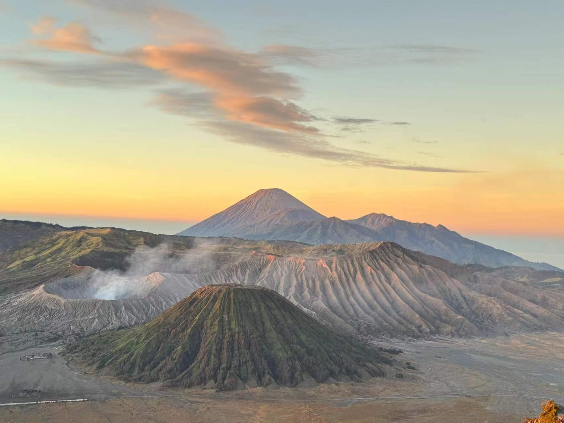 gray computer monitor