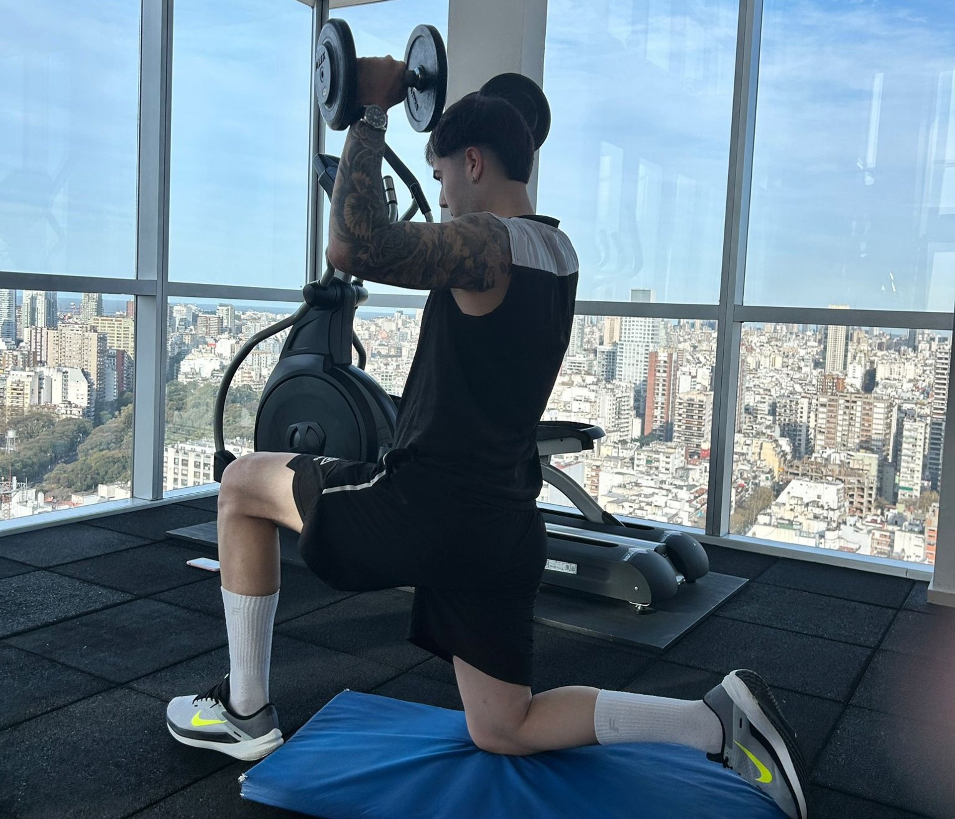 A man standing on a tennis court holding a tennis racquet