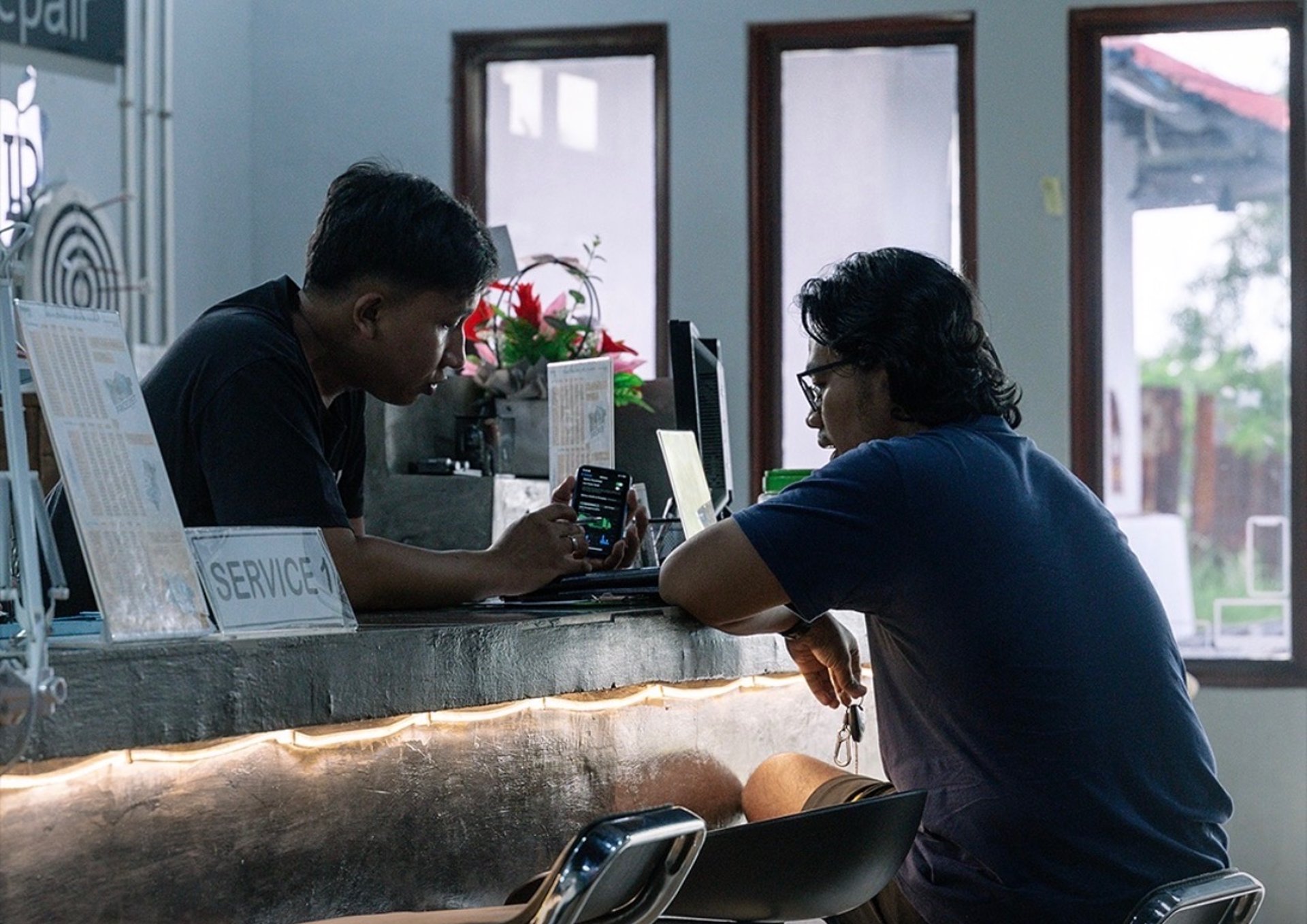 gray computer monitor