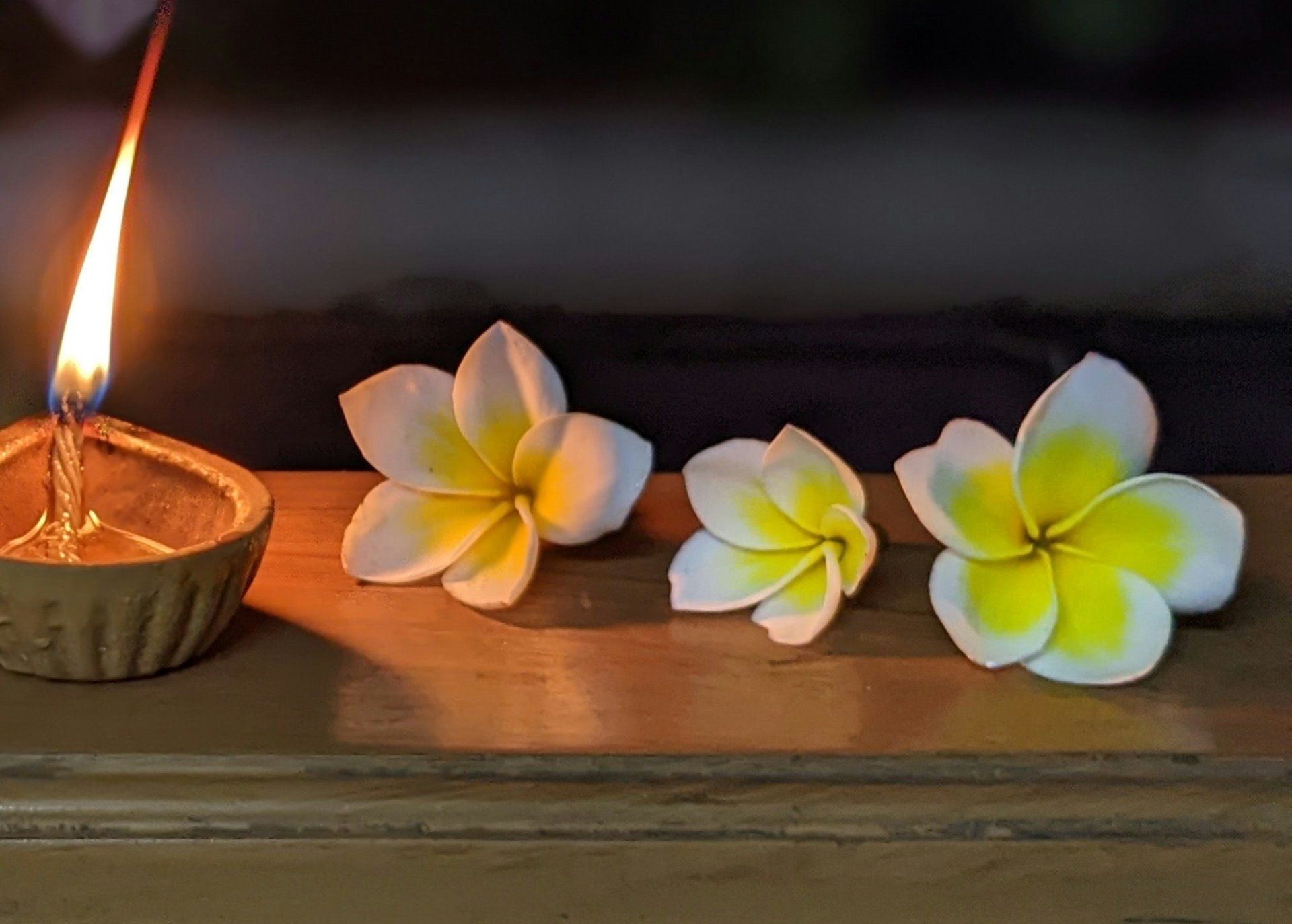 gray computer monitor