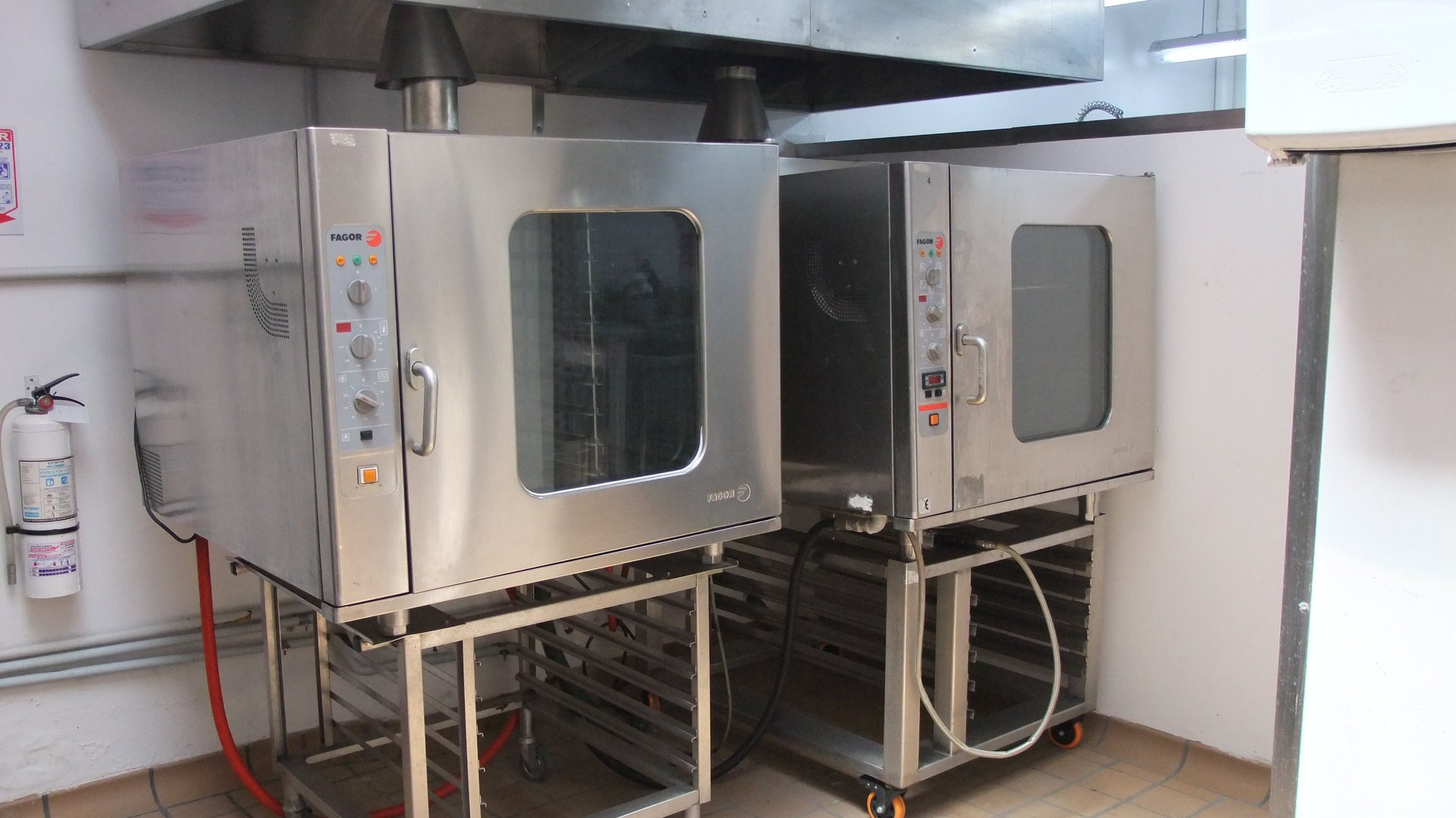 gray computer monitor