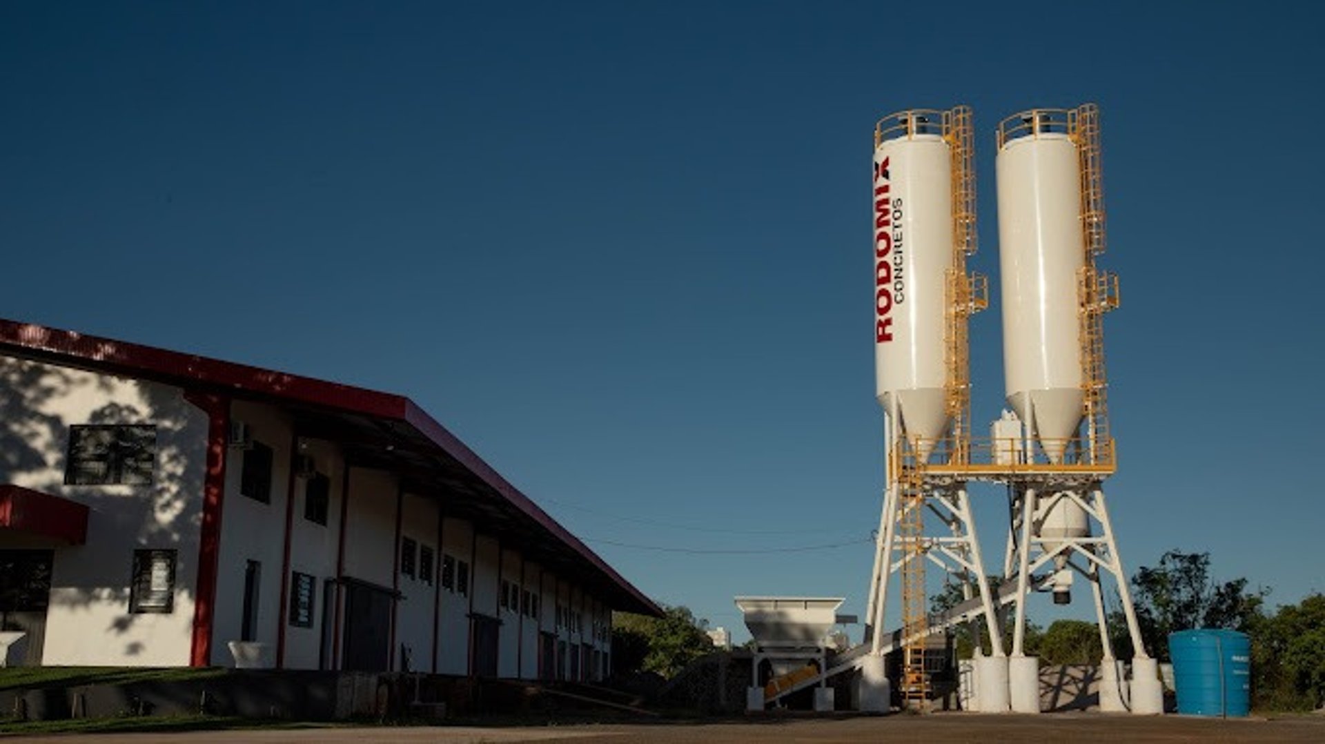 gray computer monitor