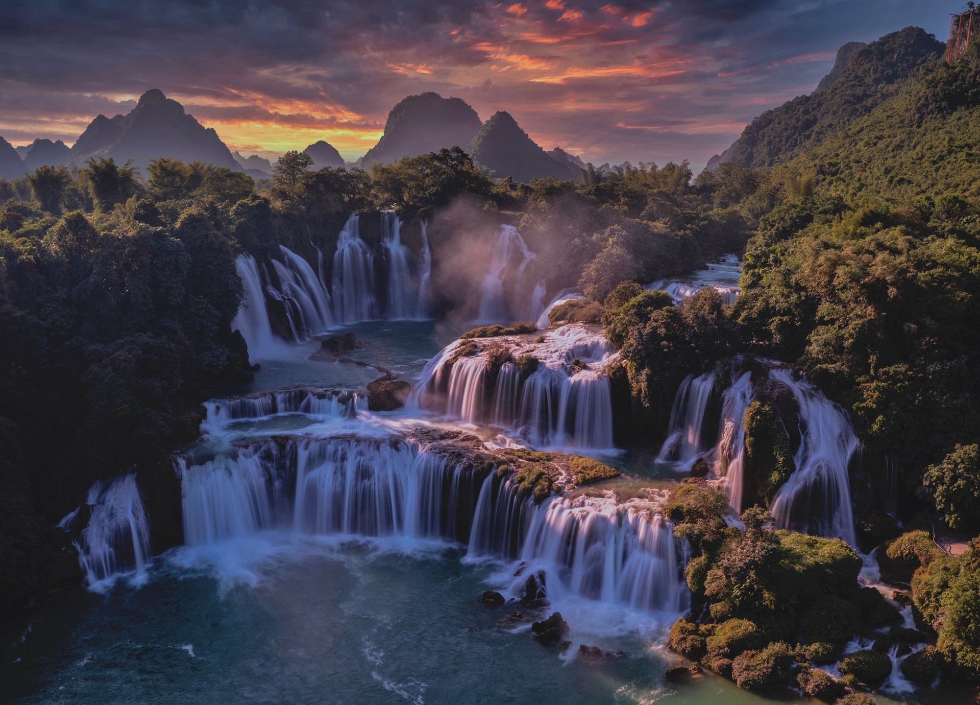 black and white bed linen